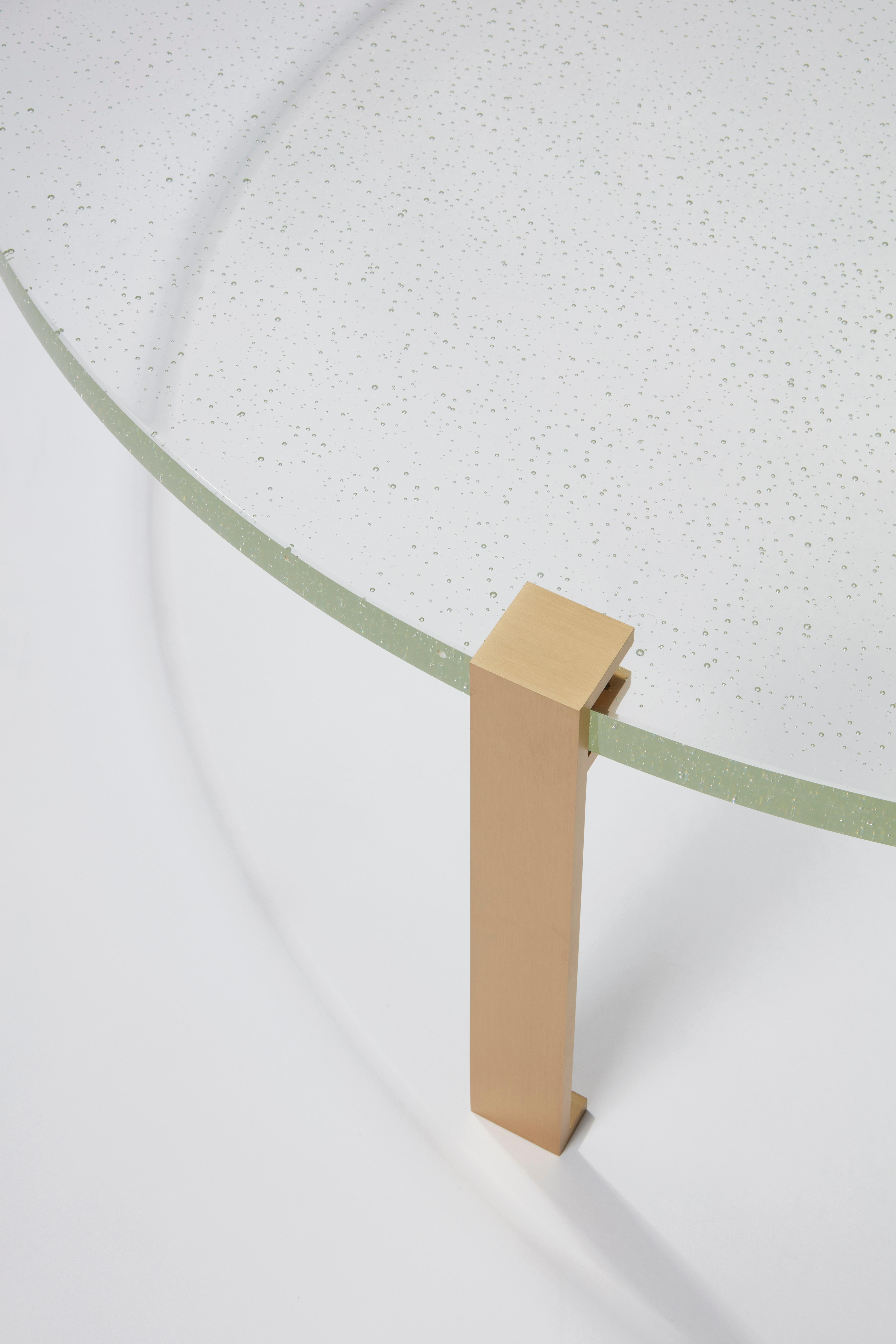 Table basse en verre avec pieds en laiton satiété, De la collection Abstractions colorées d'Hervé Langlais en 2016 pour la Galerie Negropontes. Dans cette Collectional, Hervé Langlais souligne le lien étroit entre l'art et l'artisanat, ainsi que le
