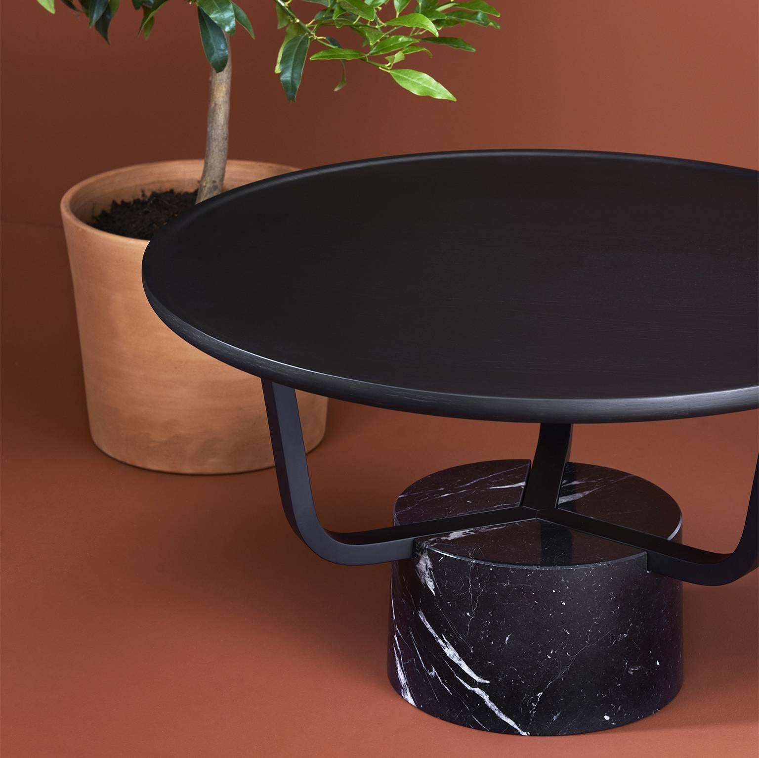 La table basse Gretel est présentée ici en chêne teinté noir et en marbre Marquina. Jouant sur les combinaisons de hauteurs et de diamètres, les tables basses Hansel et Gretel sont aussi belles seules qu'en duo.