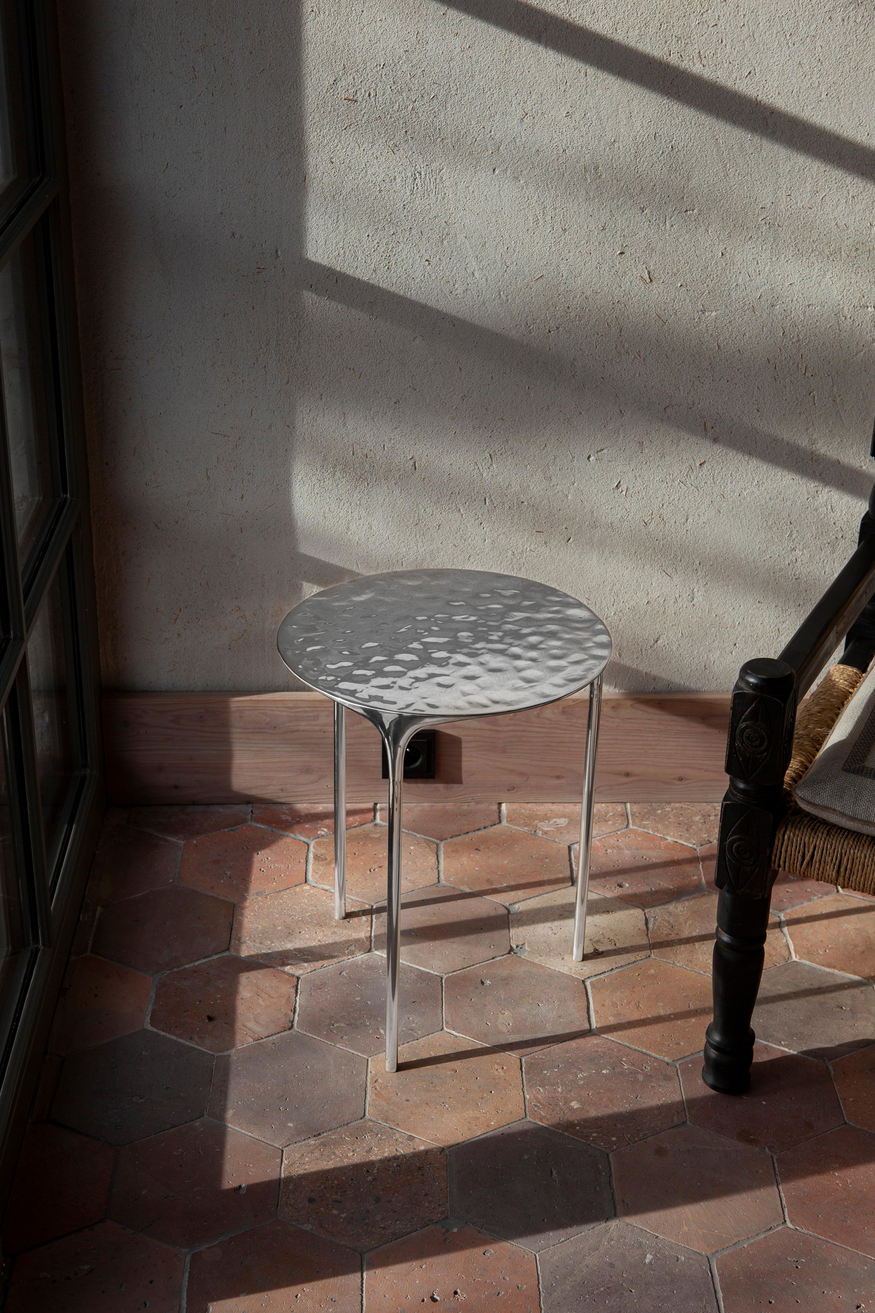 La table basse Fluid présente un plateau rond de 40 cm soutenu par trois pieds élancés, fabriqués selon la méthode du moulage au sable. Il existe en deux hauteurs - 47 cm et 50 cm - conçues pour une composition superposée. 

Les produits en laiton