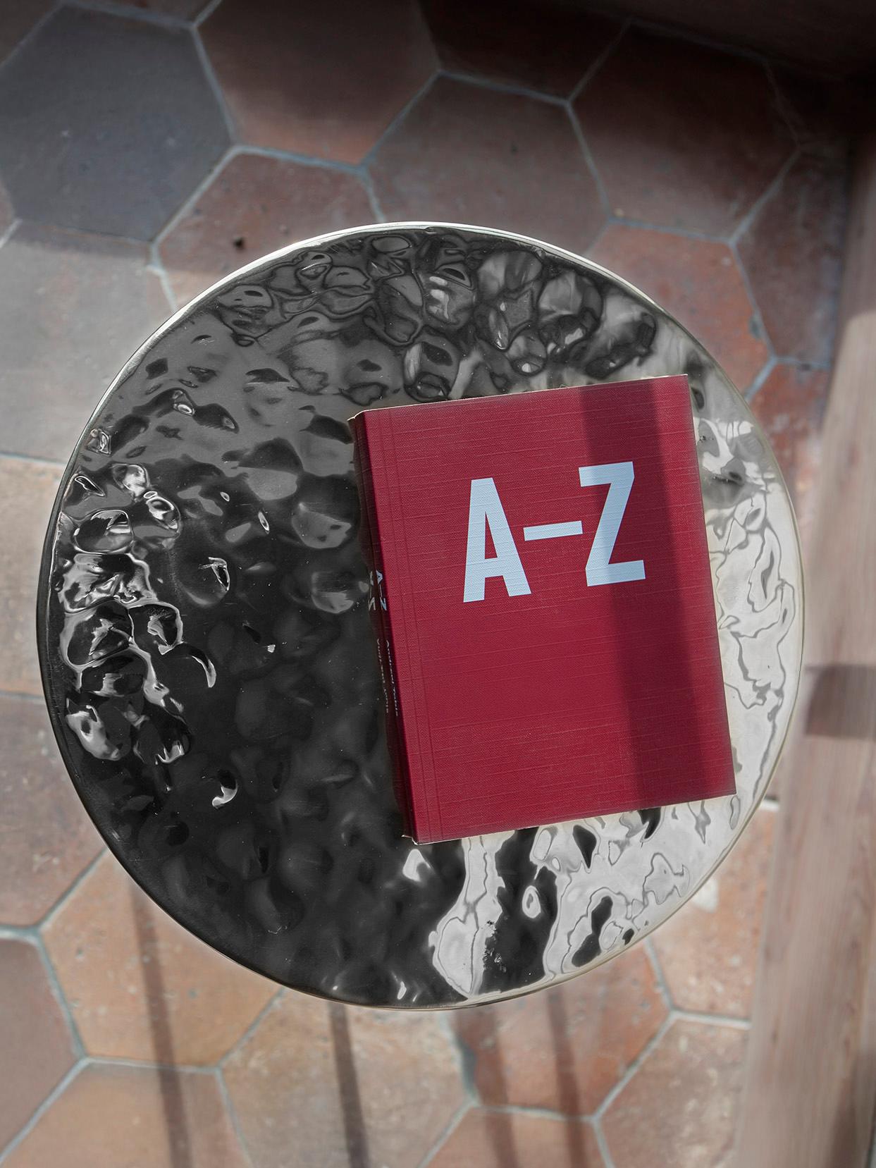 Polonais Table basse - Métal sablé fait main en aluminium ondulé par Unism en vente