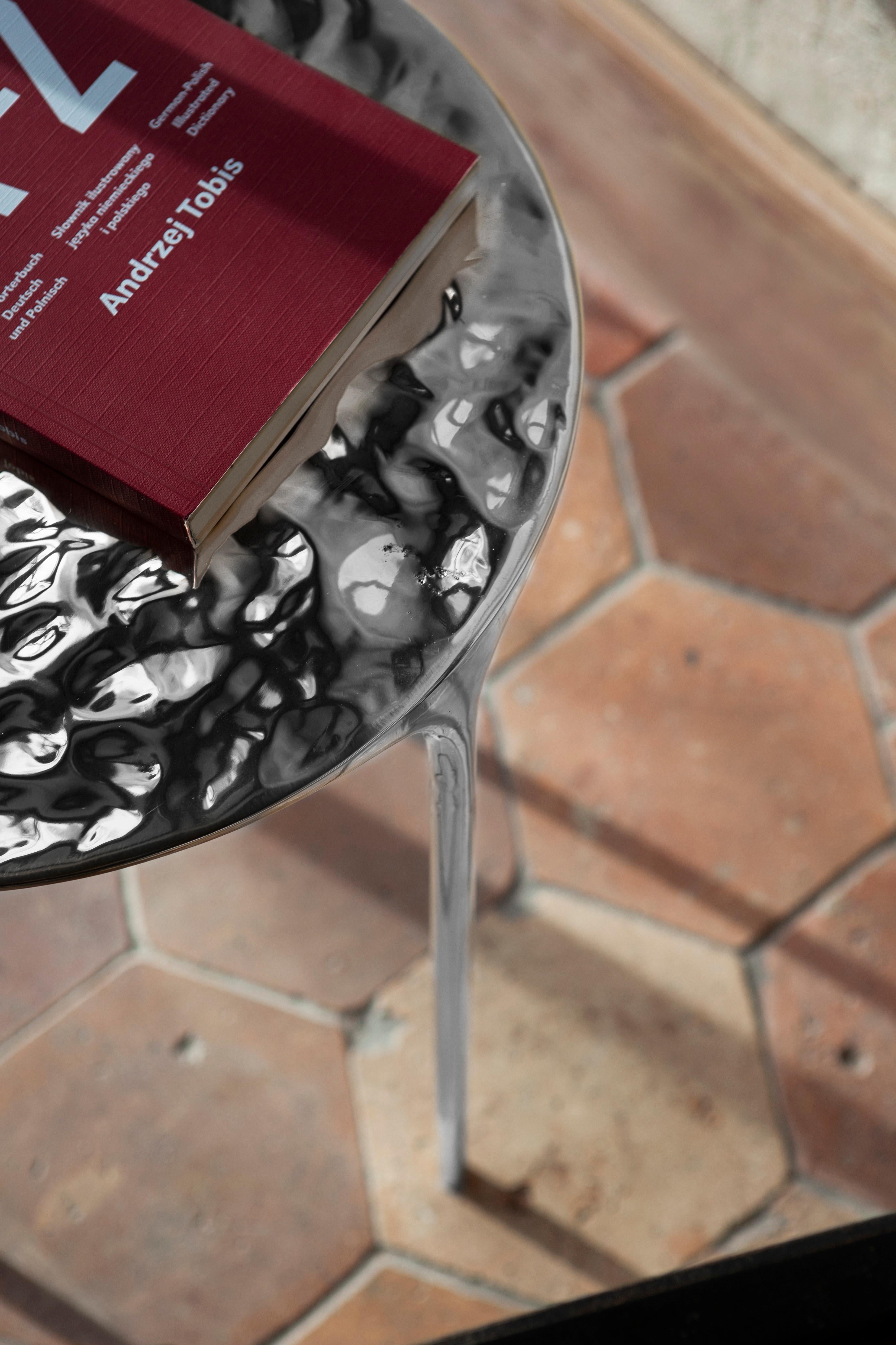 Table basse - Métal sablé fait main en aluminium ondulé par Unism Neuf - En vente à Warszawa, PL