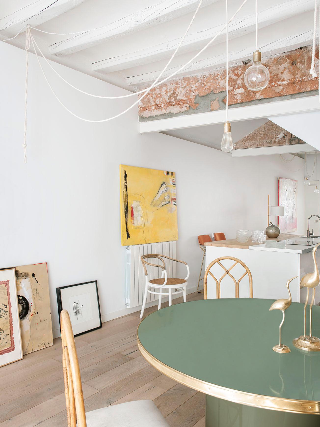 XXIe siècle et contemporain Table basse à plateau stratifié brillant avec cadre en laiton et base à piédestal noir L en vente