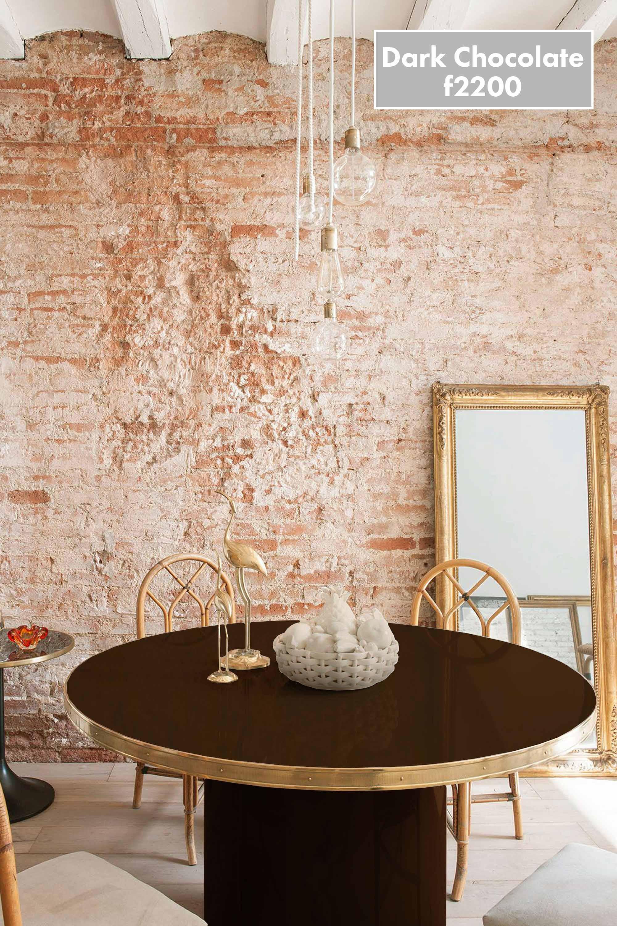 Laiton Table basse à plateau stratifié brillant avec cadre en laiton et base à piédestal noir L en vente