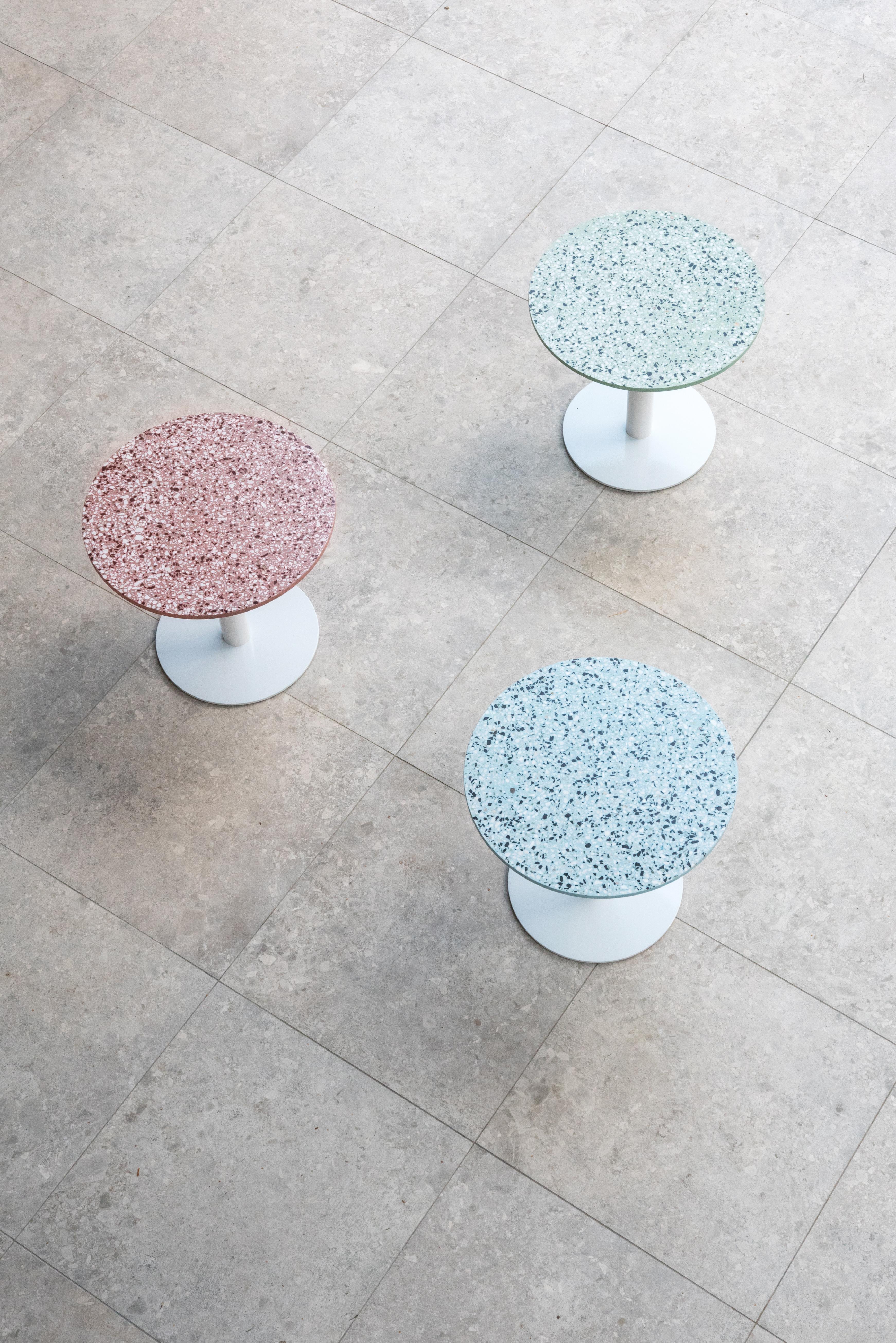 Industriel Table basse 'I' en terrazzo blanc en vente