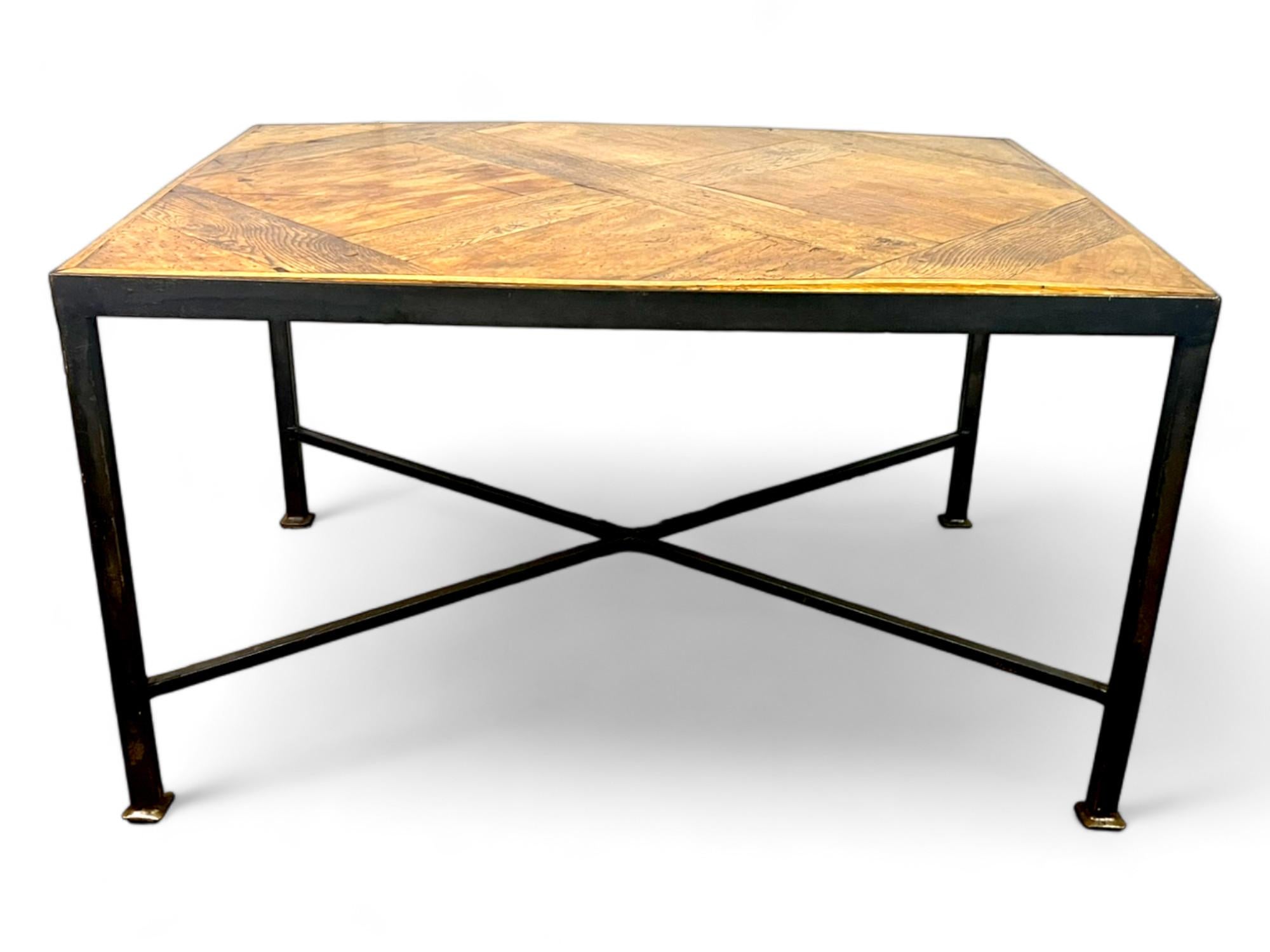 Sehr schöner und dekorativer schmiedeeiserner Couchtisch mit einer prächtigen Platte aus altem Versailler Parkett aus dem späten 17. bis frühen 18. Jahrhundert.
Versailler Parkett (oder 