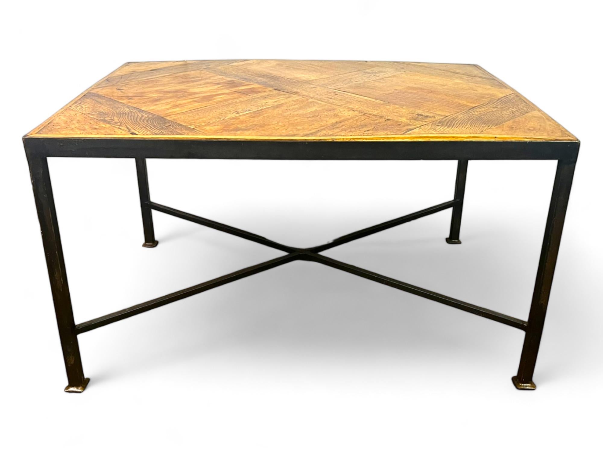 Couchtisch aus Versailler Parkett aus dem 17. Jahrhundert und schwarzem Schmiedeeisen - Frankreich (Louis XIV.) im Angebot