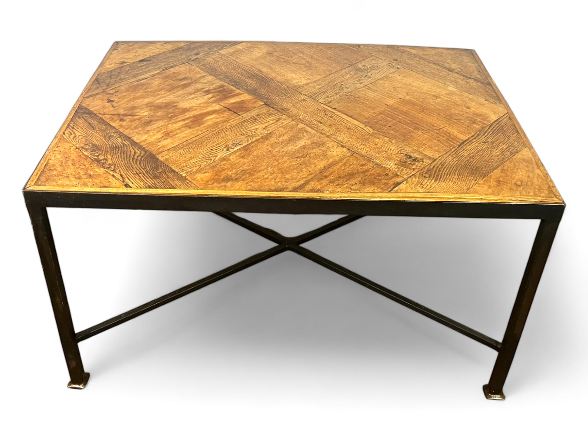 Couchtisch aus Versailler Parkett aus dem 17. Jahrhundert und schwarzem Schmiedeeisen - Frankreich (Französisch) im Angebot