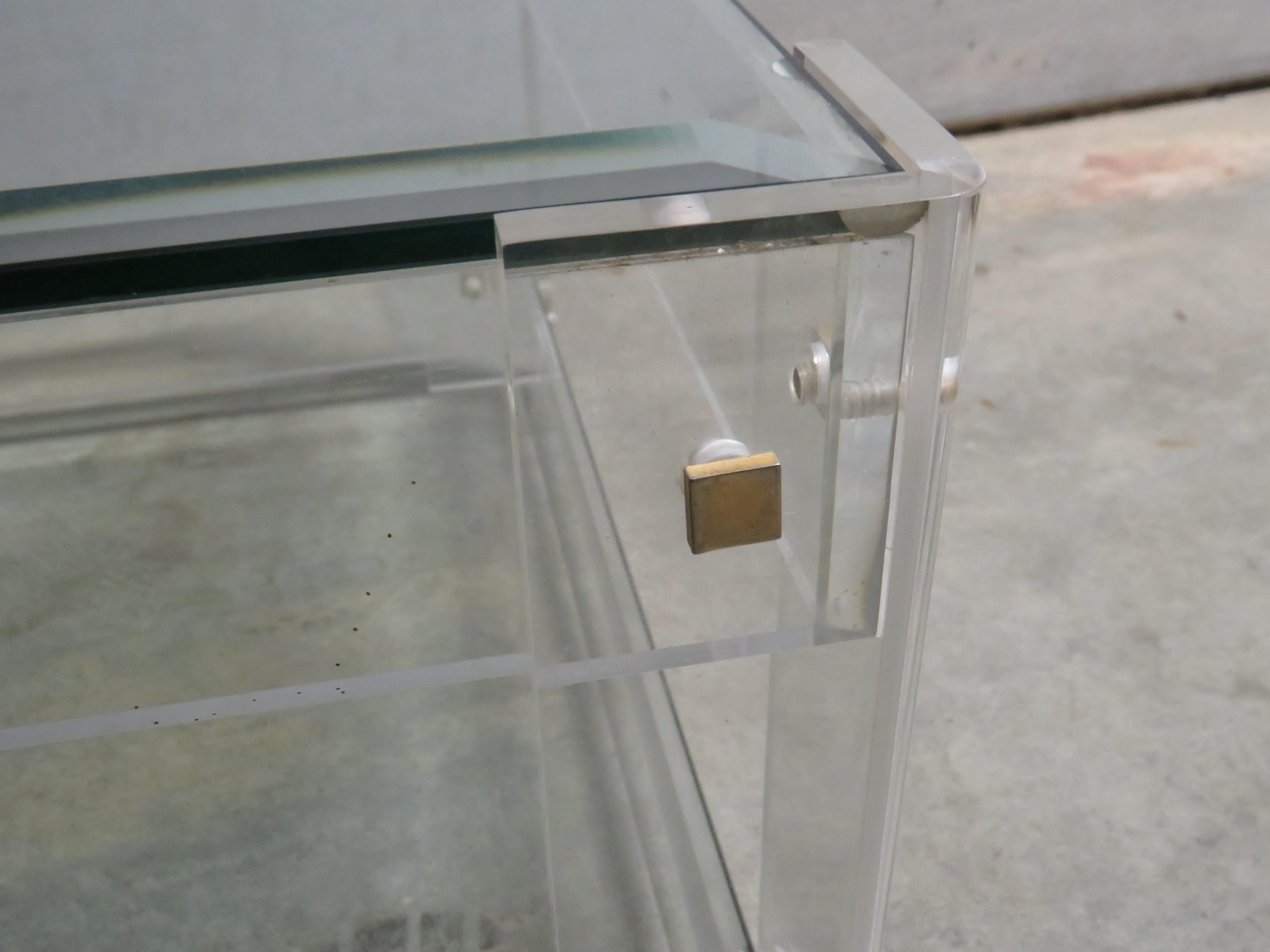 Américain Table basse en acrylique et verre, style Charles Hollis Jones en vente