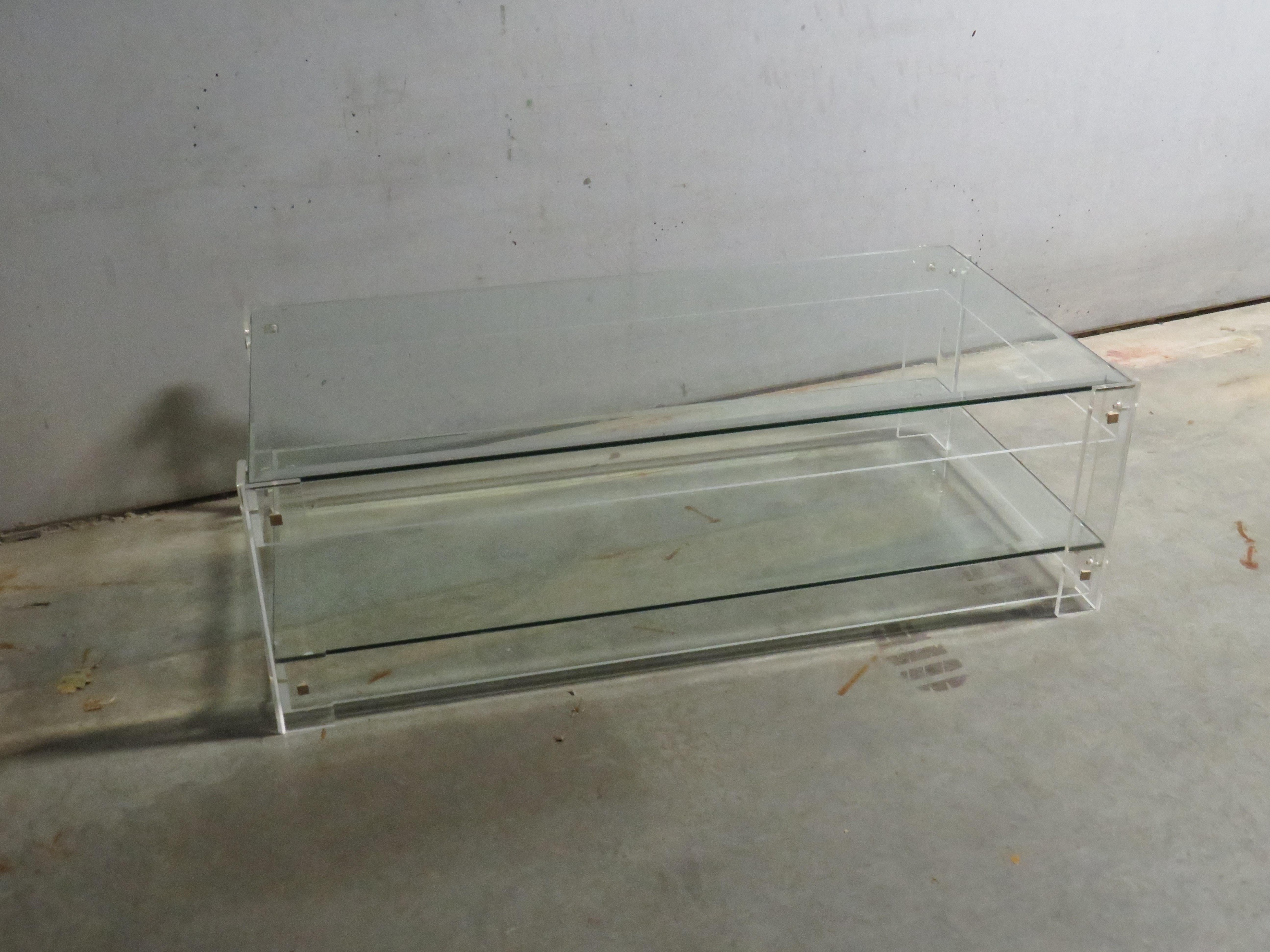 Laiton Table basse en acrylique et verre, style Charles Hollis Jones en vente