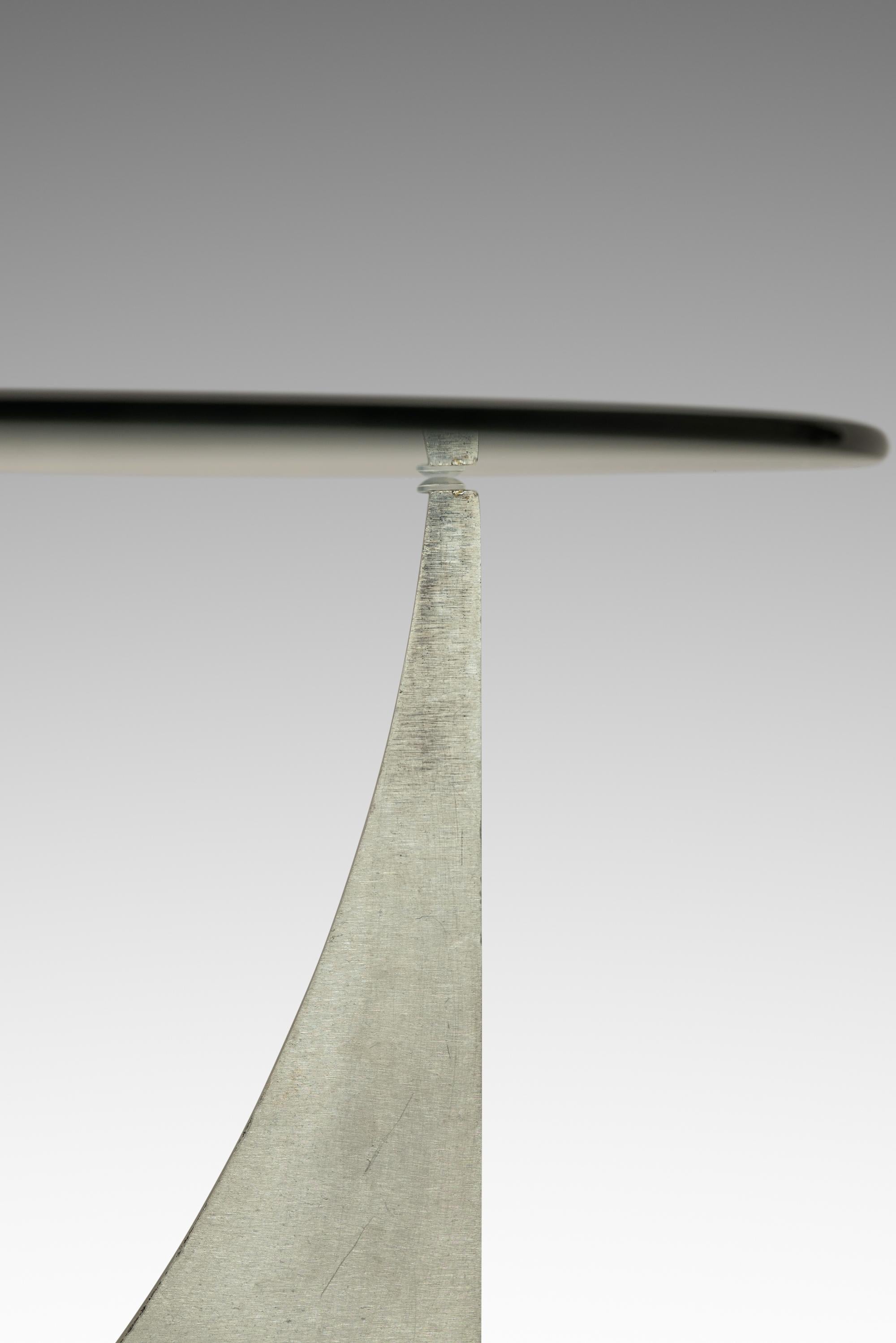 Table basse en aluminium avec plateau en verre attribuée à Donald Drumm, États-Unis, vers les années 1960 en vente 10