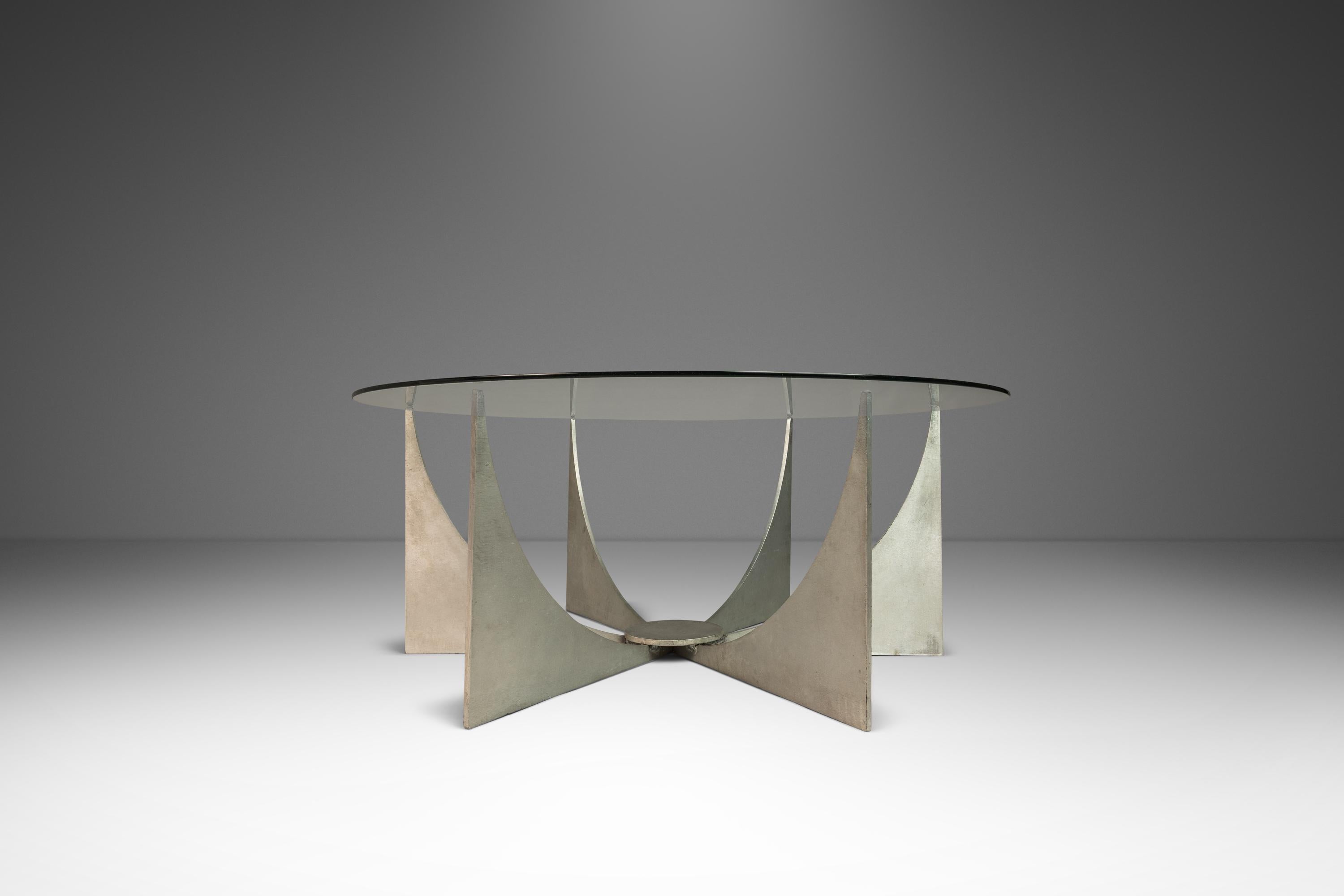 Américain Table basse en aluminium avec plateau en verre attribuée à Donald Drumm, États-Unis, vers les années 1960 en vente