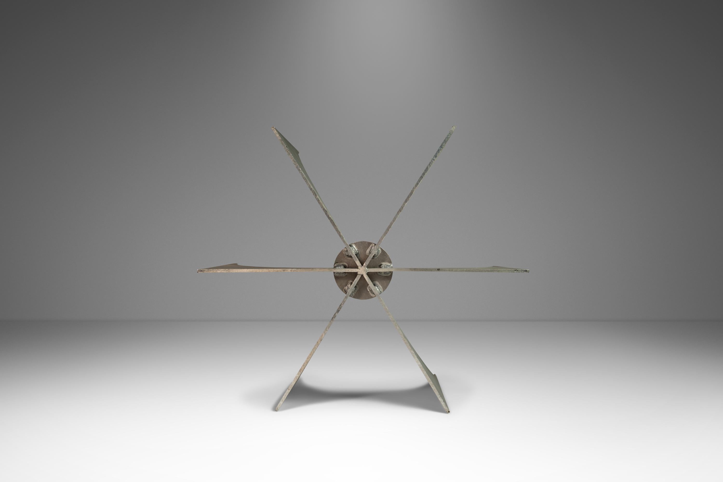 Milieu du XXe siècle Table basse en aluminium avec plateau en verre attribuée à Donald Drumm, États-Unis, vers les années 1960 en vente
