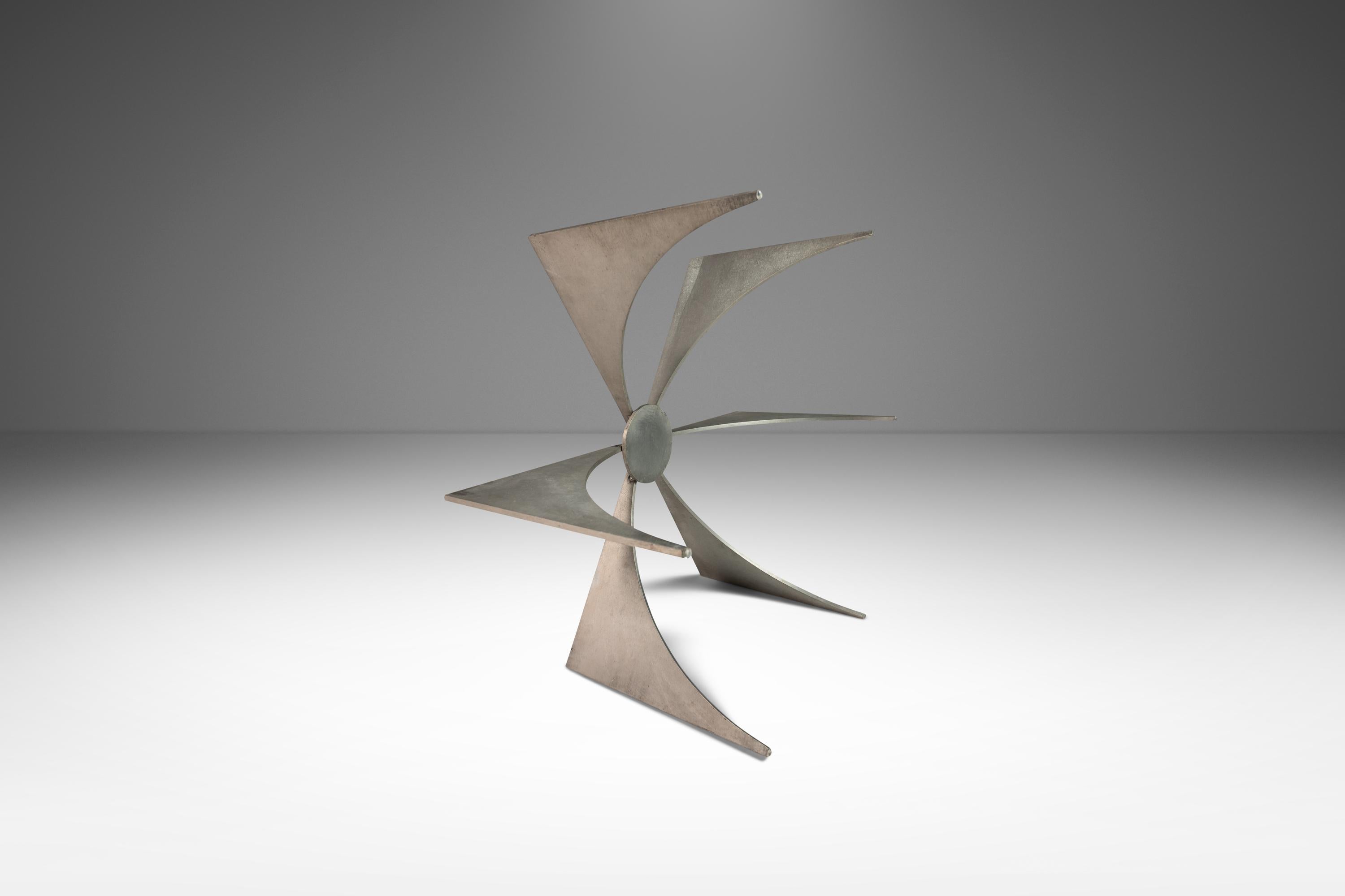 Aluminium Table basse en aluminium avec plateau en verre attribuée à Donald Drumm, États-Unis, vers les années 1960 en vente