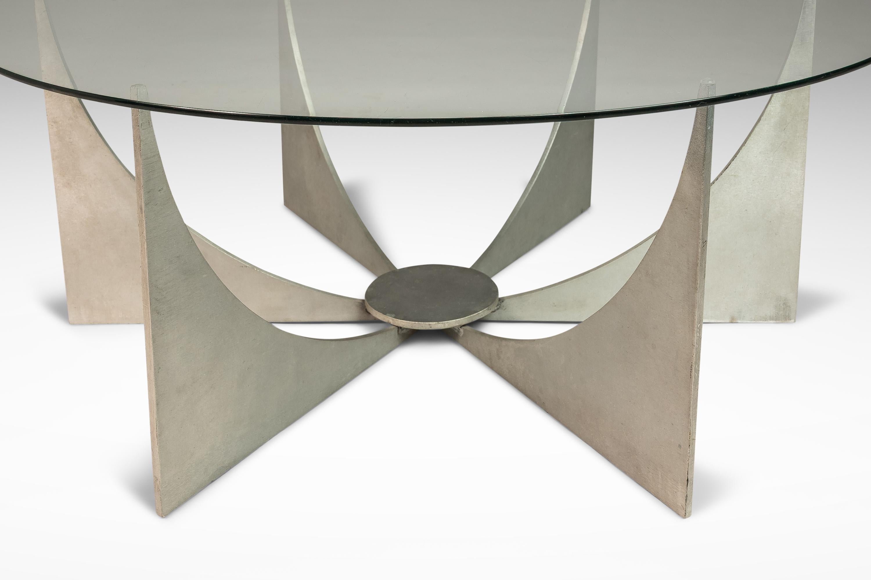 Table basse en aluminium avec plateau en verre attribuée à Donald Drumm, États-Unis, vers les années 1960 en vente 1