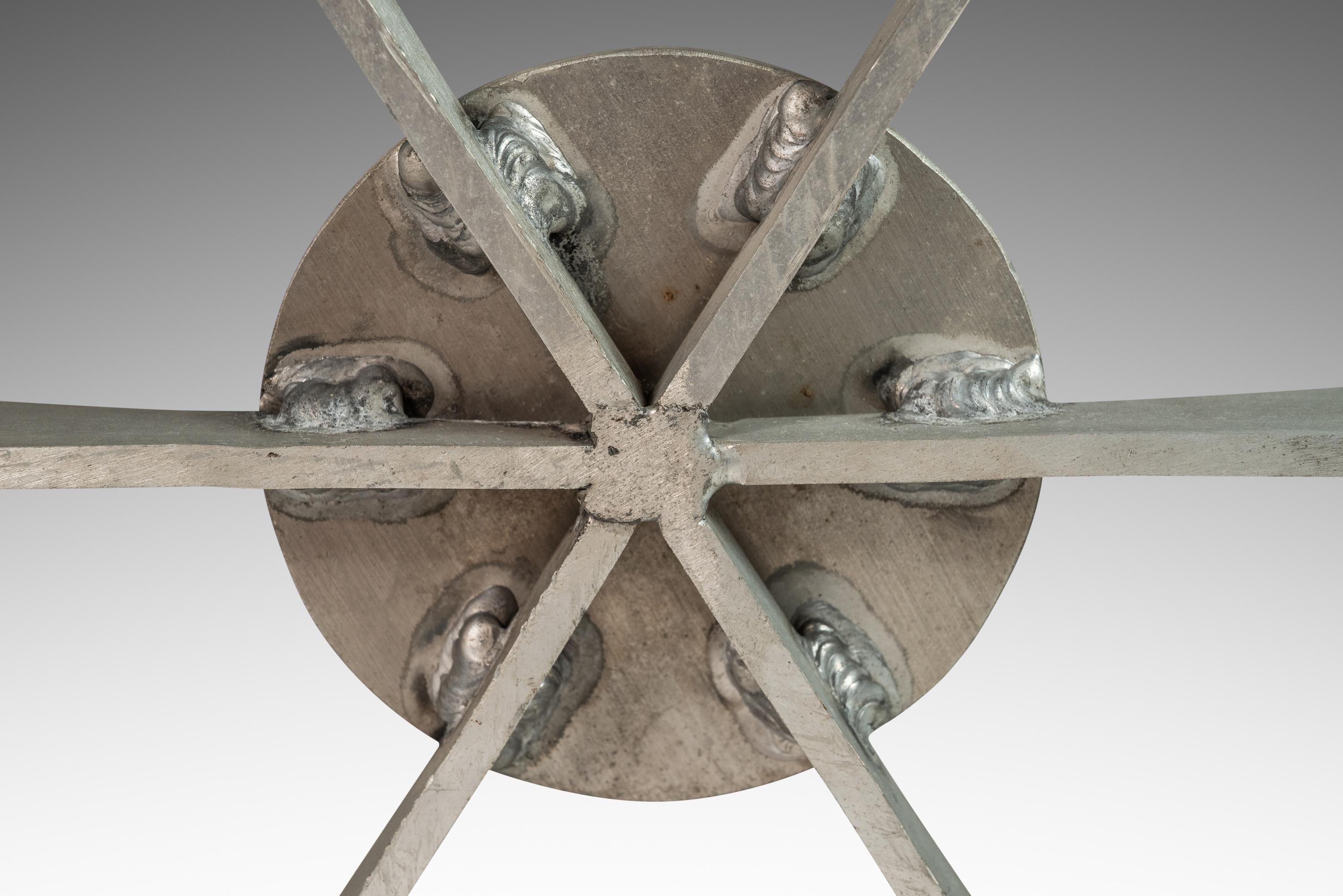 Table basse en aluminium avec plateau en verre attribuée à Donald Drumm, États-Unis, vers les années 1960 en vente 2