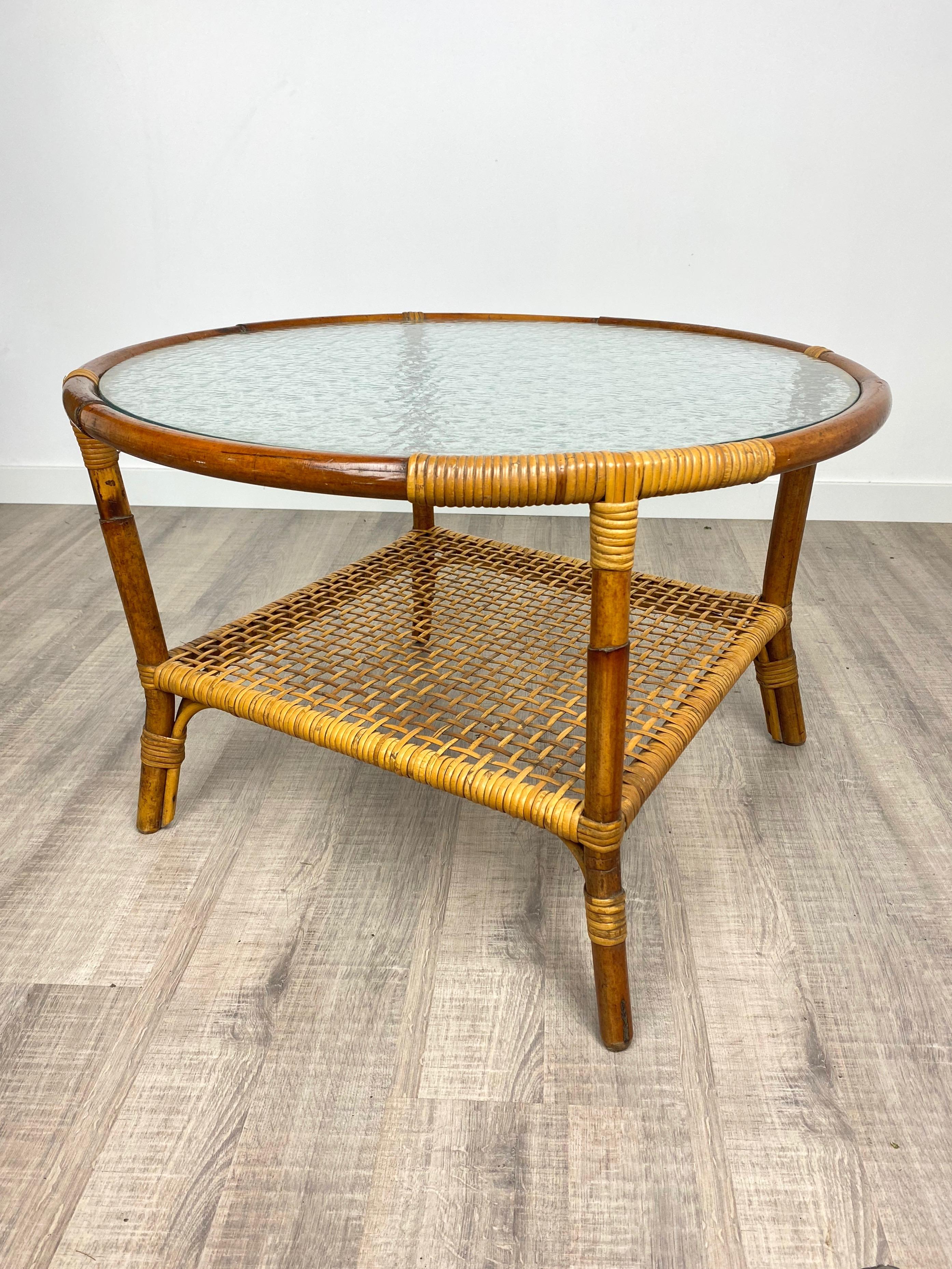 Mid-Century Modern Table basse en rotin de bambou et verre dépoli:: Italie:: années 1960 en vente