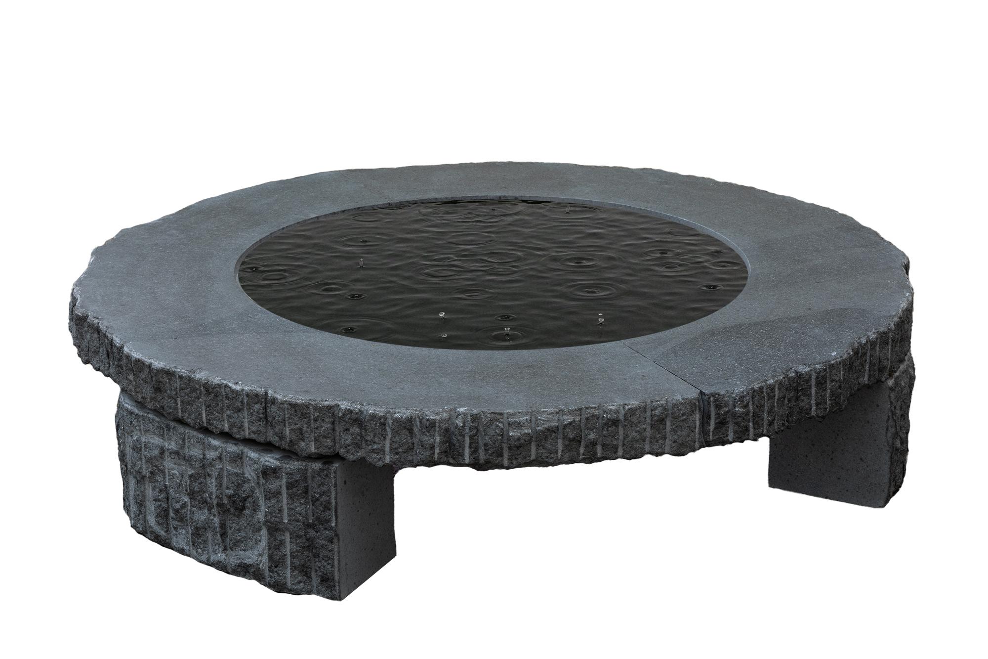 Une sculpture fonctionnelle. La table est composée de 6 parties : 3 pieds et 2 demi-cercles qui composent le plateau. Le plateau de la table est conçu de manière à ce qu'un cercle de verre puisse être installé à l'intérieur si on le souhaite. Sur