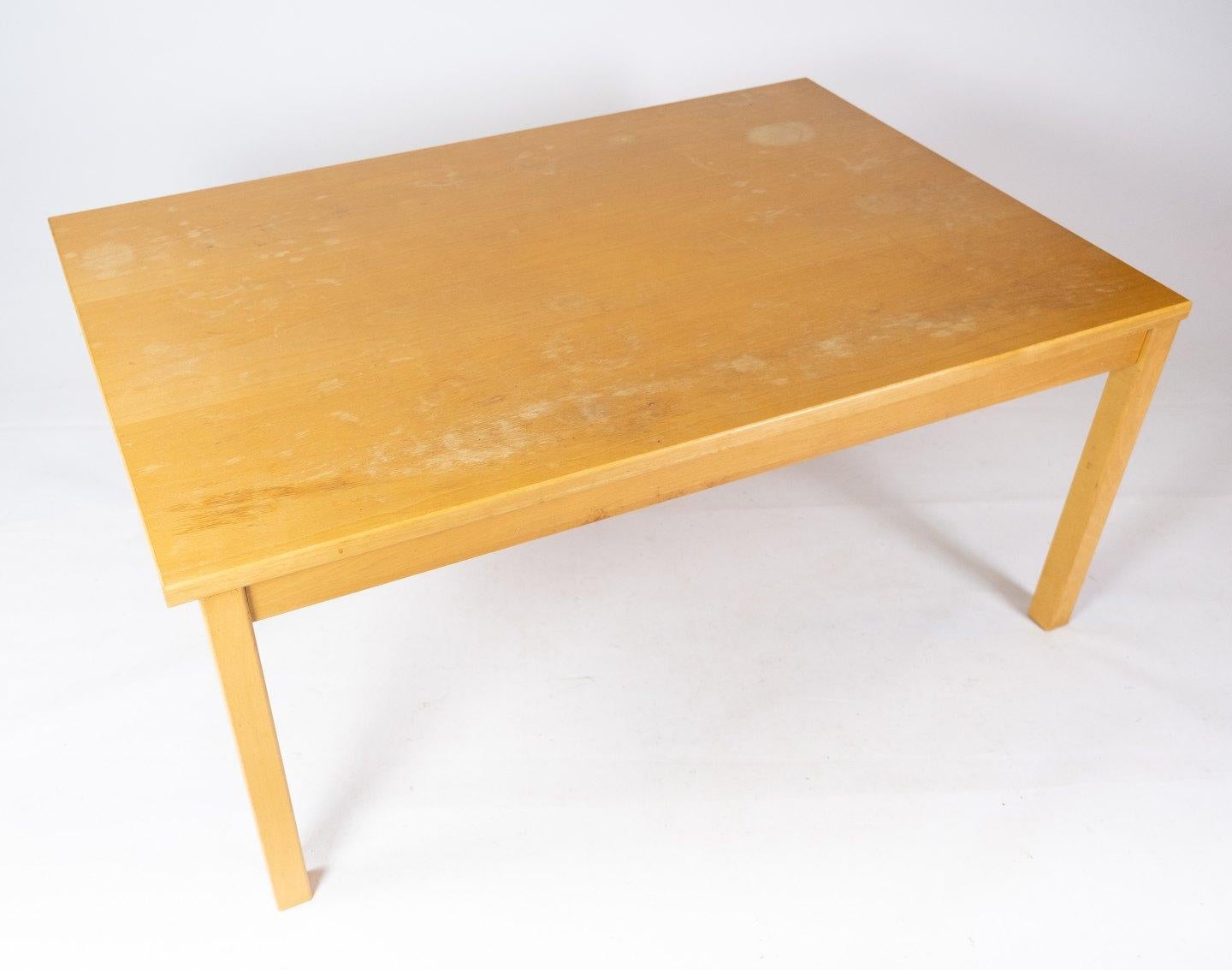 This coffee table in beech is a beautiful example of Danish design from the 1960s. The beech wood gives the table a light and natural tone that fits perfectly with the minimalist aesthetics of the time.

In the 1960s, Danish design was characterized