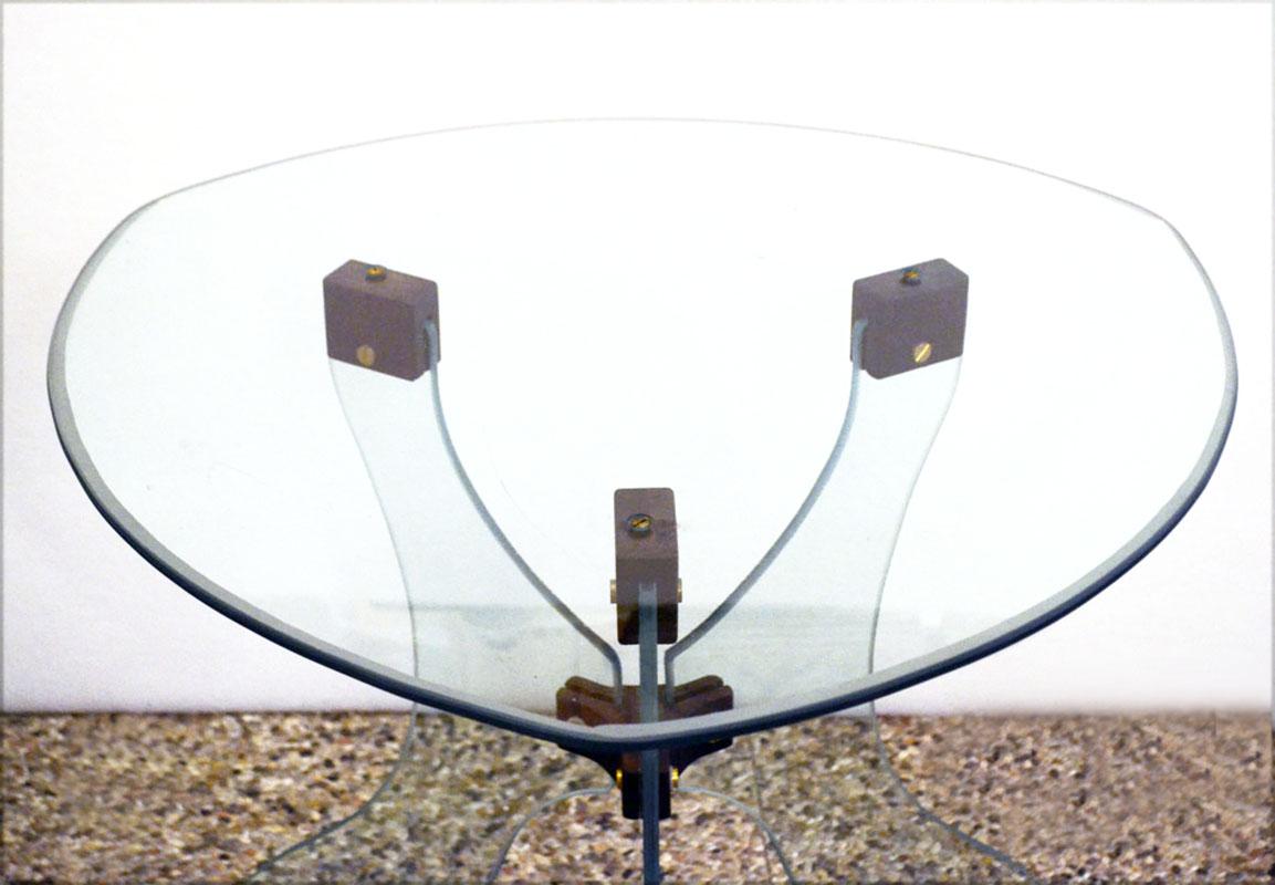 Mesa de centro de cristal biselado con juntas de madera Años 50 mediados del siglo XX en venta