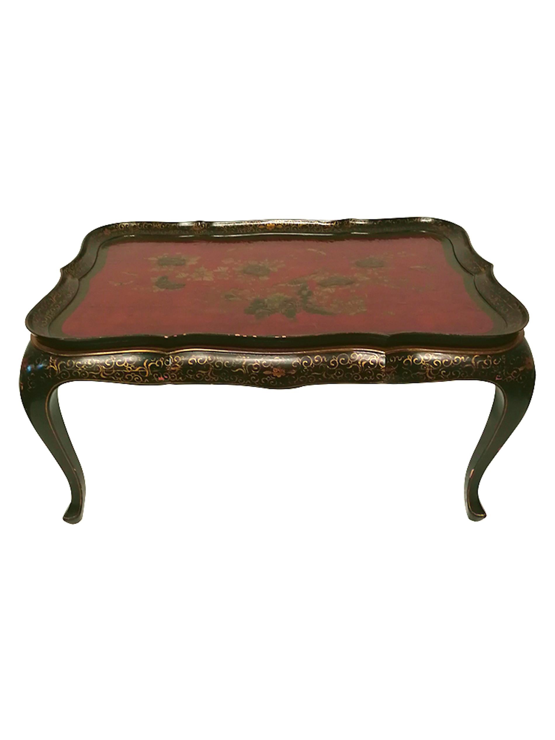 Table basse chinoise peinte à la main en bois clair du 19ème siècle, avec un plateau indépendant peint à la main avec 37 couches de laque. 
La table est laquée en noir avec une décoration florale dorée.
Le bord du plateau indépendant est laqué en