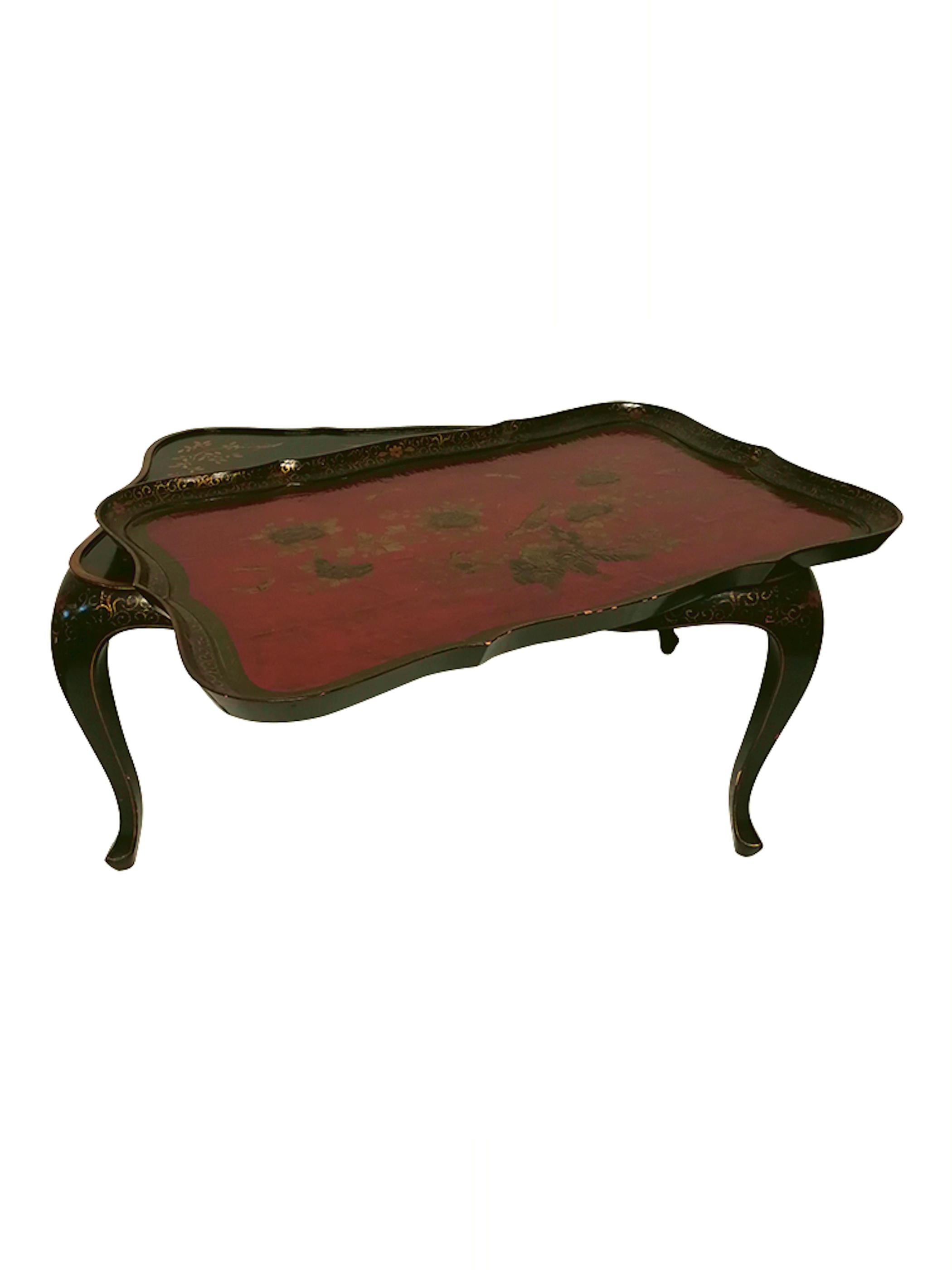 Chinois Table basse en laque chinoise noire et rouge du 19ème siècle en vente