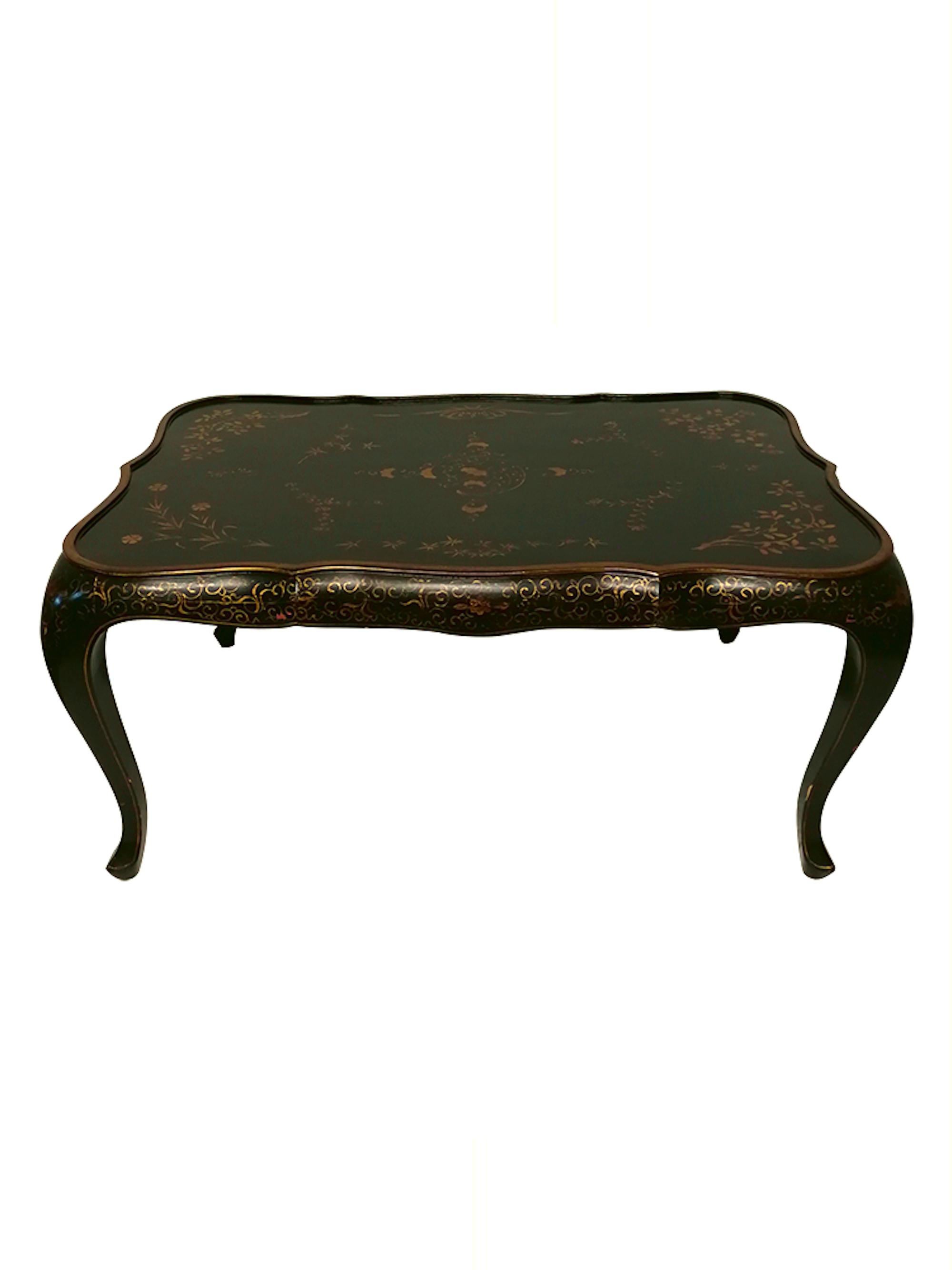 Wood Coffee Table in Black and Red Chinese Lacquer 19th Century For Sale