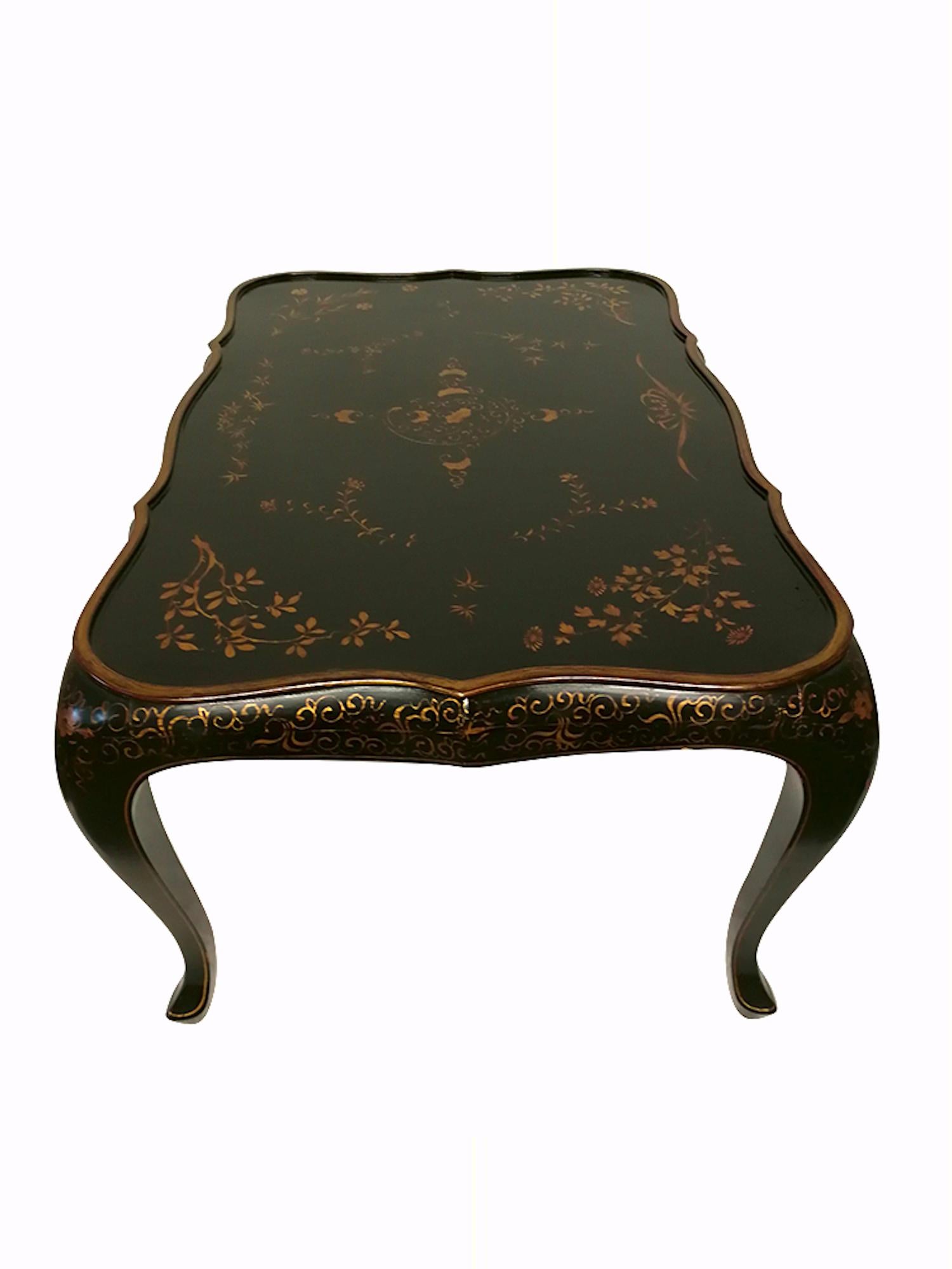 Bois Table basse en laque chinoise noire et rouge du 19ème siècle en vente