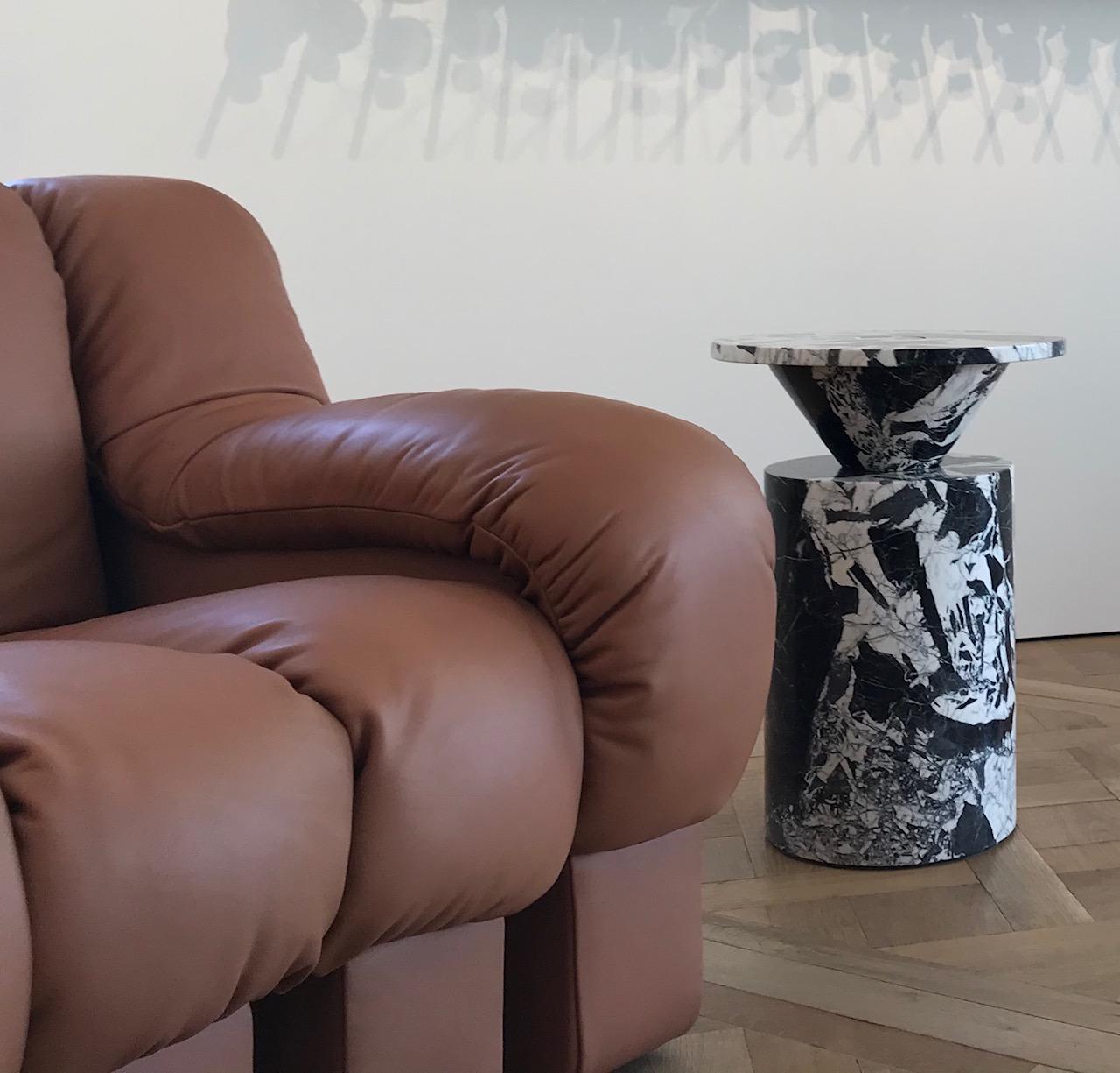 Nouvelle table d'appoint moderne en marbre noir ancien, créatrice Karen Chekerdjian Neuf - En vente à Milan, IT
