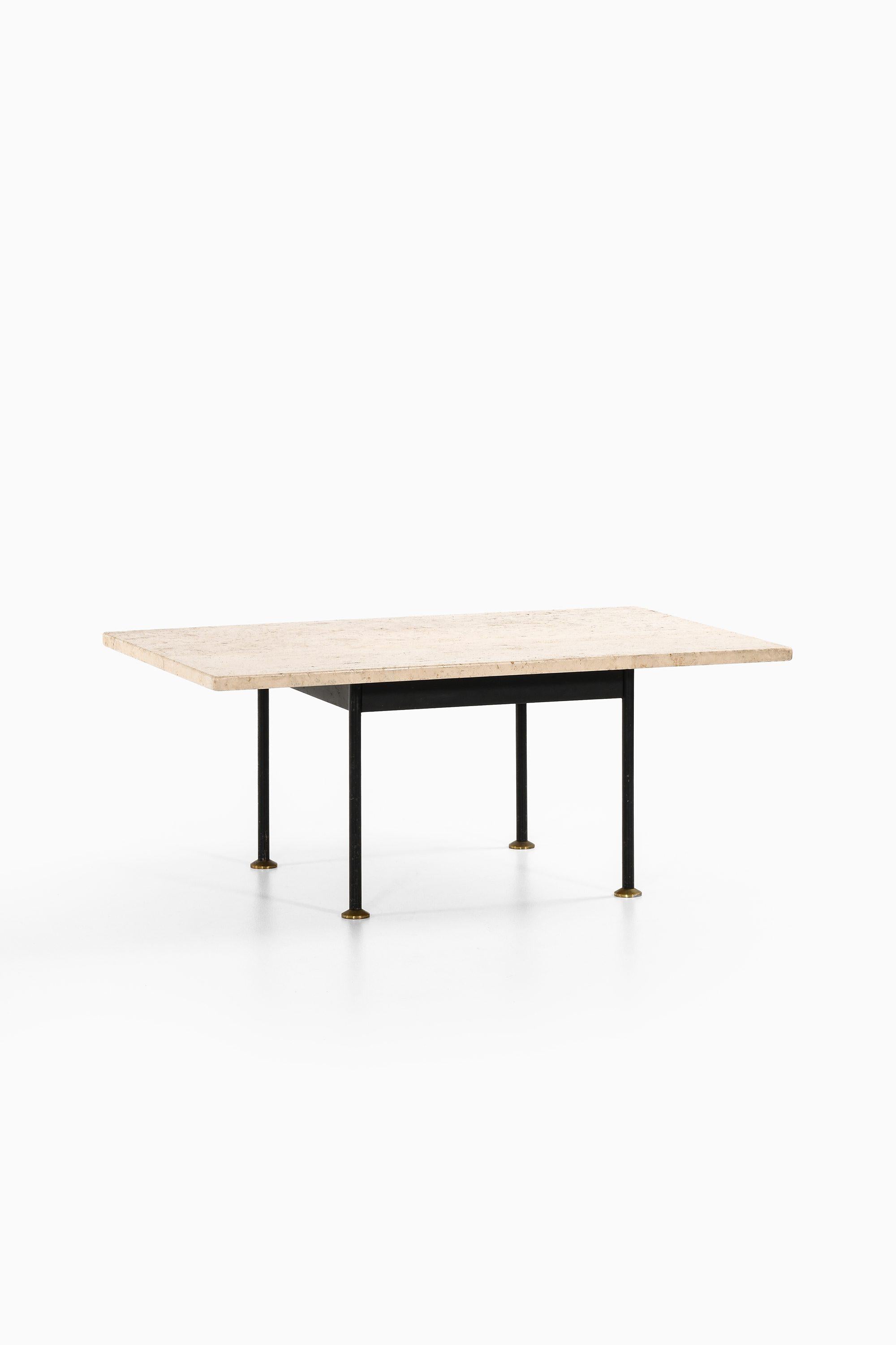 Table basse laquée noire, laiton et travertin, années 1960

Informations supplémentaires :
Matière : Métal laqué noir, laiton et travertin
Produit par NK (Nordiska Kompaniet) en Suède
Dimensions (L x P x H) : 125 x 80 x 50,5 cm
Condit : Bon état