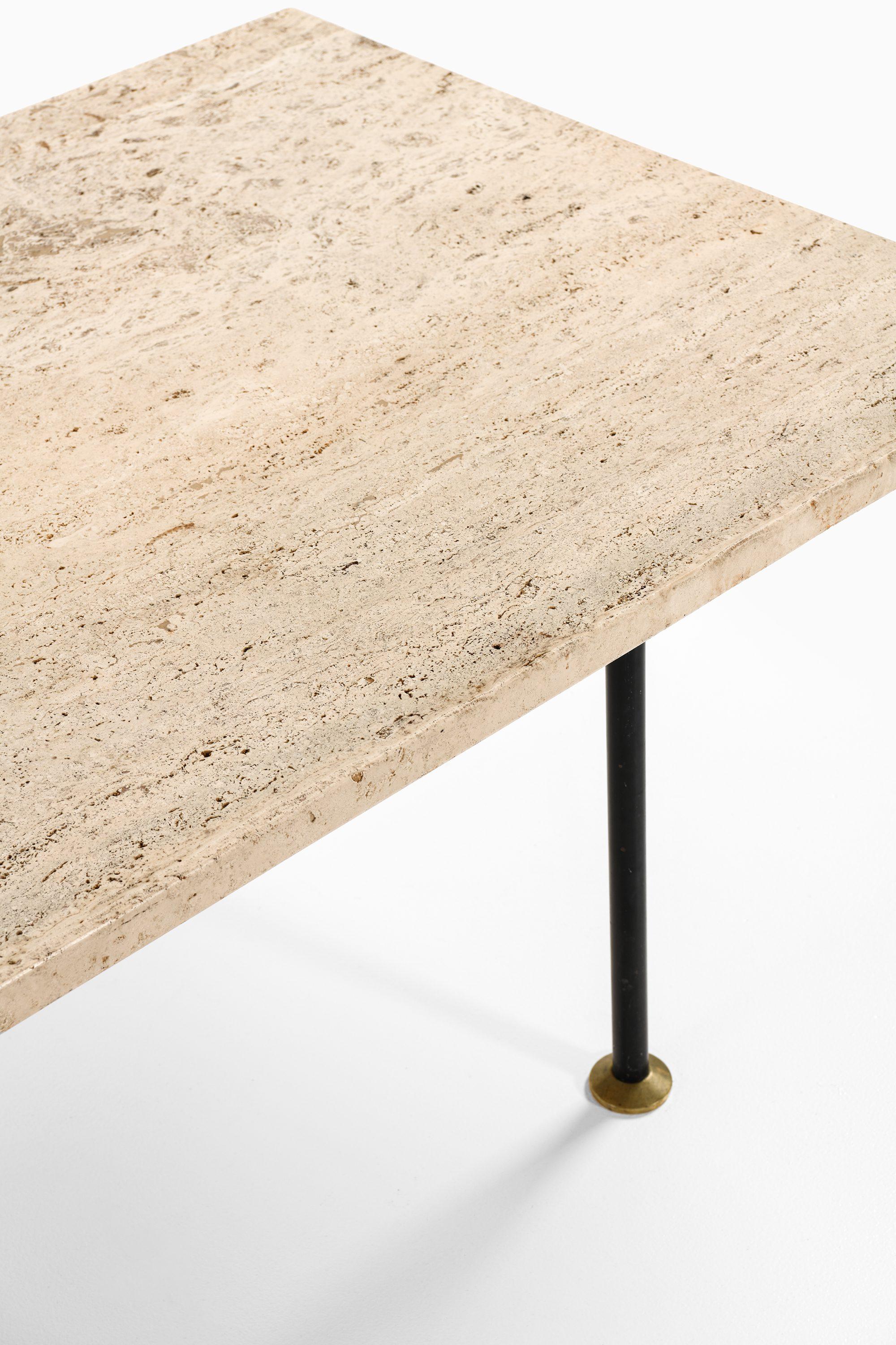 Mid-Century Modern Table basse laquée noire, laiton et travertin, années 1960 en vente