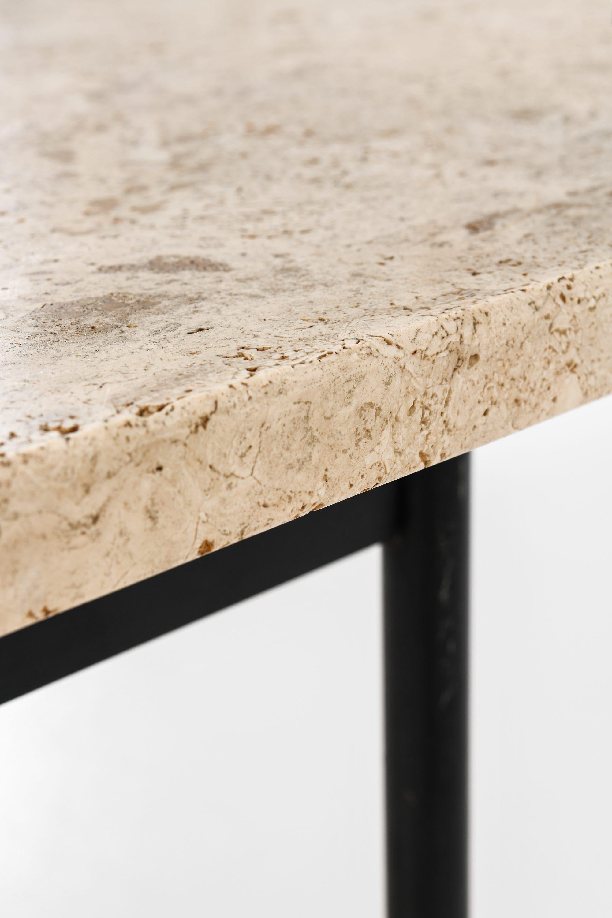 Table basse laquée noire, laiton et travertin, années 1960 Bon état - En vente à Limhamn, Skåne län