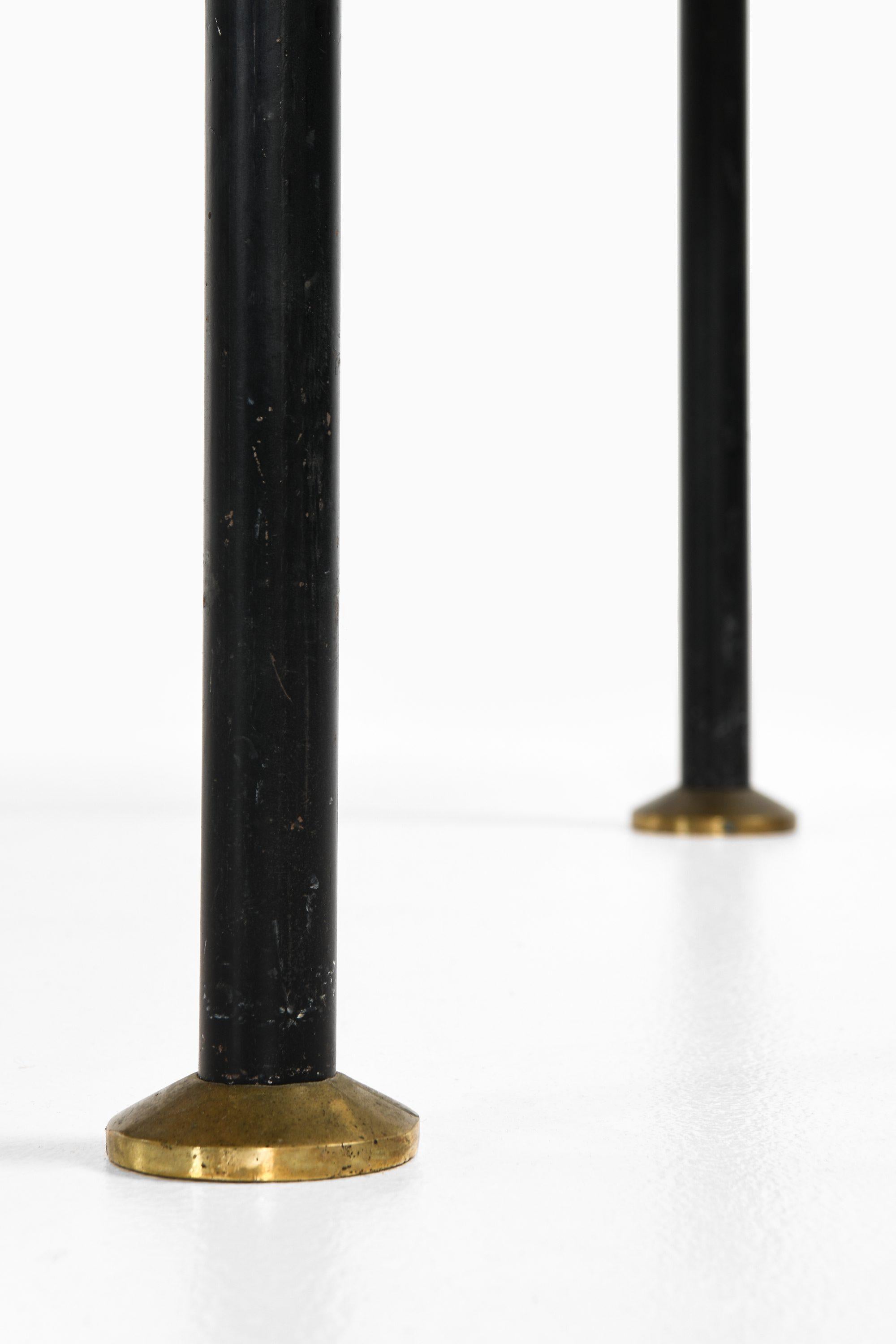 20ième siècle Table basse laquée noire, laiton et travertin, années 1960 en vente