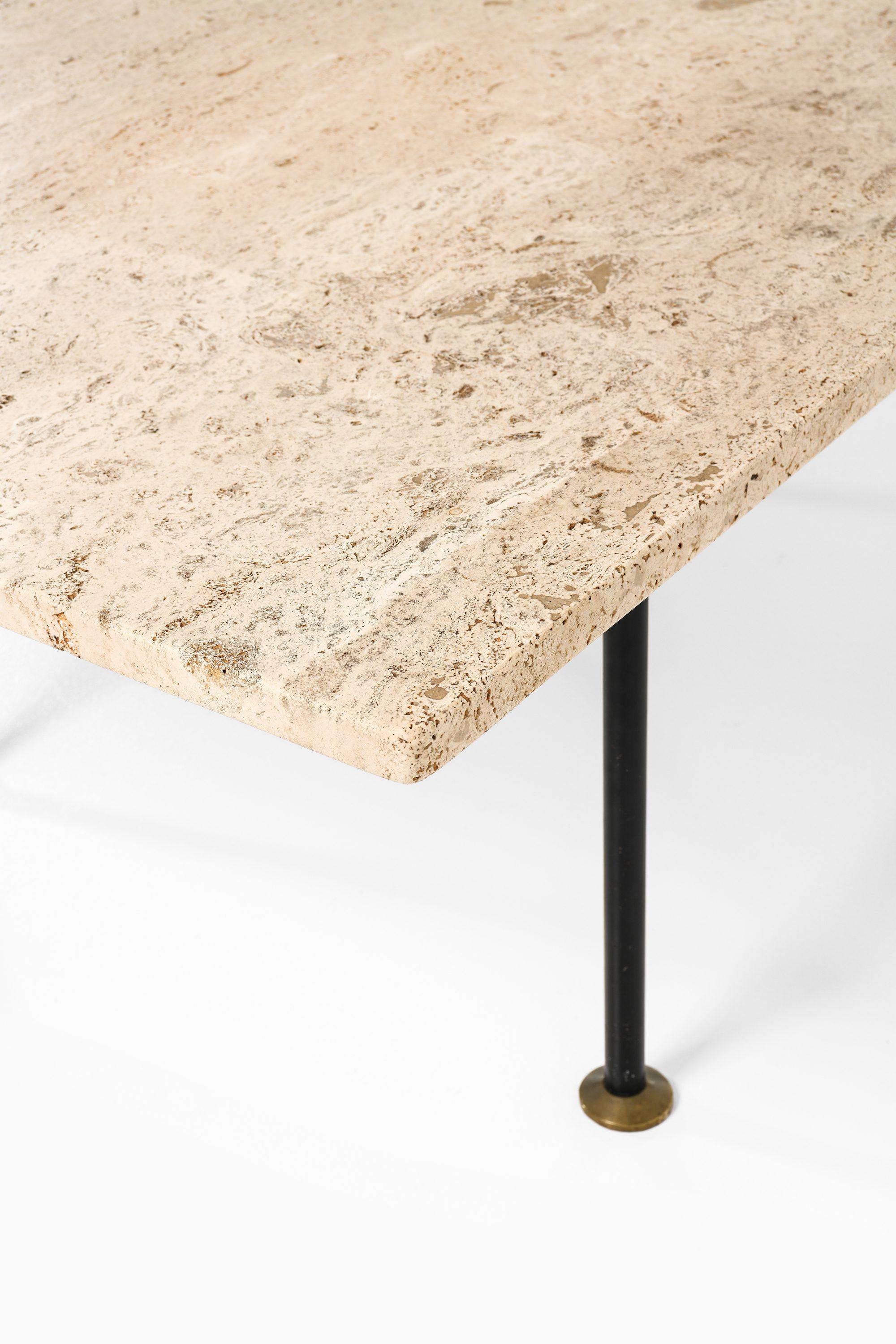 Travertin Table basse laquée noire, laiton et travertin, années 1960 en vente