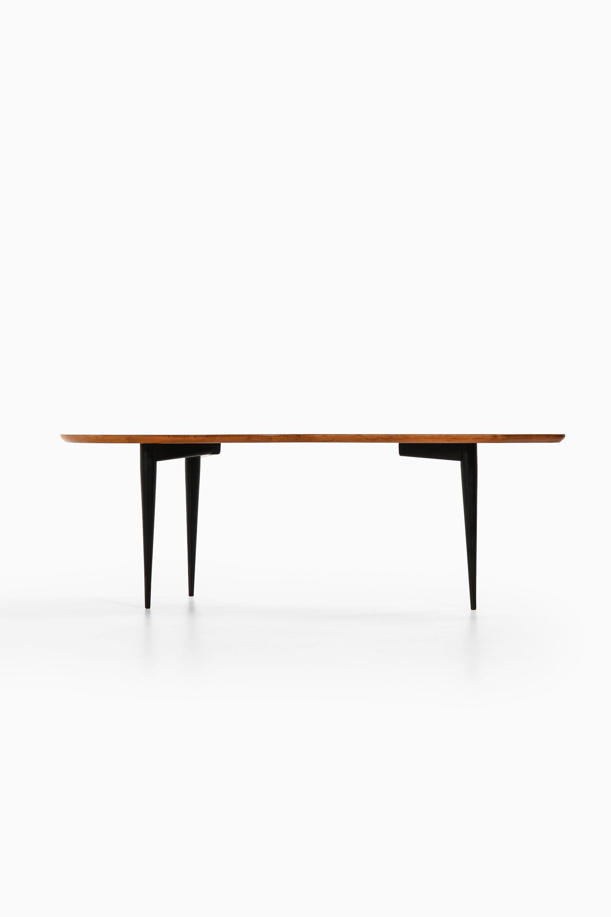 Table basse en bois laqué noir et teck, années 1950

Informations supplémentaires :
Matériau : Bois laqué noir et teck
Style : Milieu du siècle, Scandinave
Produit par Tingströms en Suède
Dimensions (L x P x H) : 120 x 54 x 40,5 cm