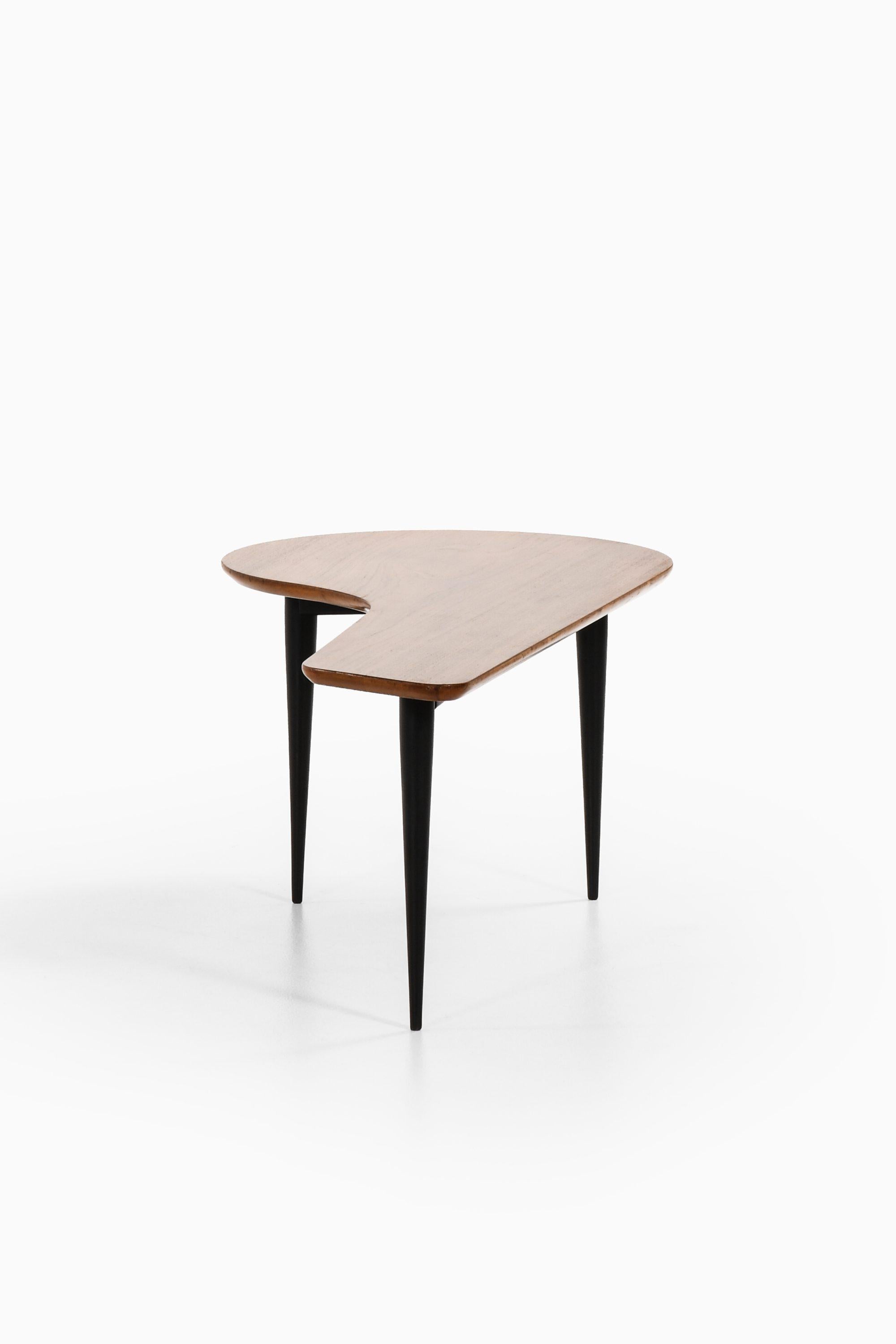 Scandinave moderne Table basse en bois laqué noir et teck, années 1950 en vente