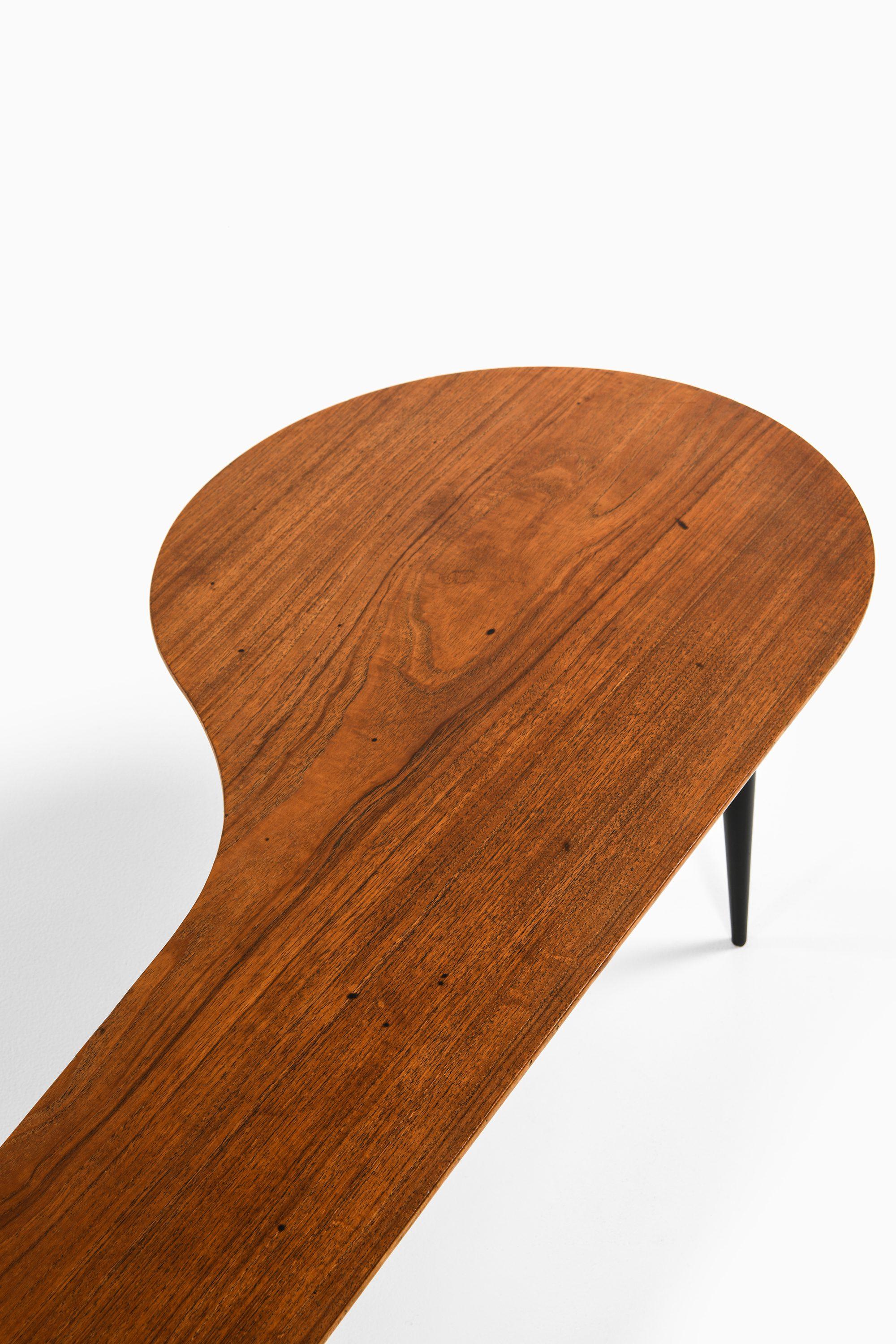 Suédois Table basse en bois laqué noir et teck, années 1950 en vente