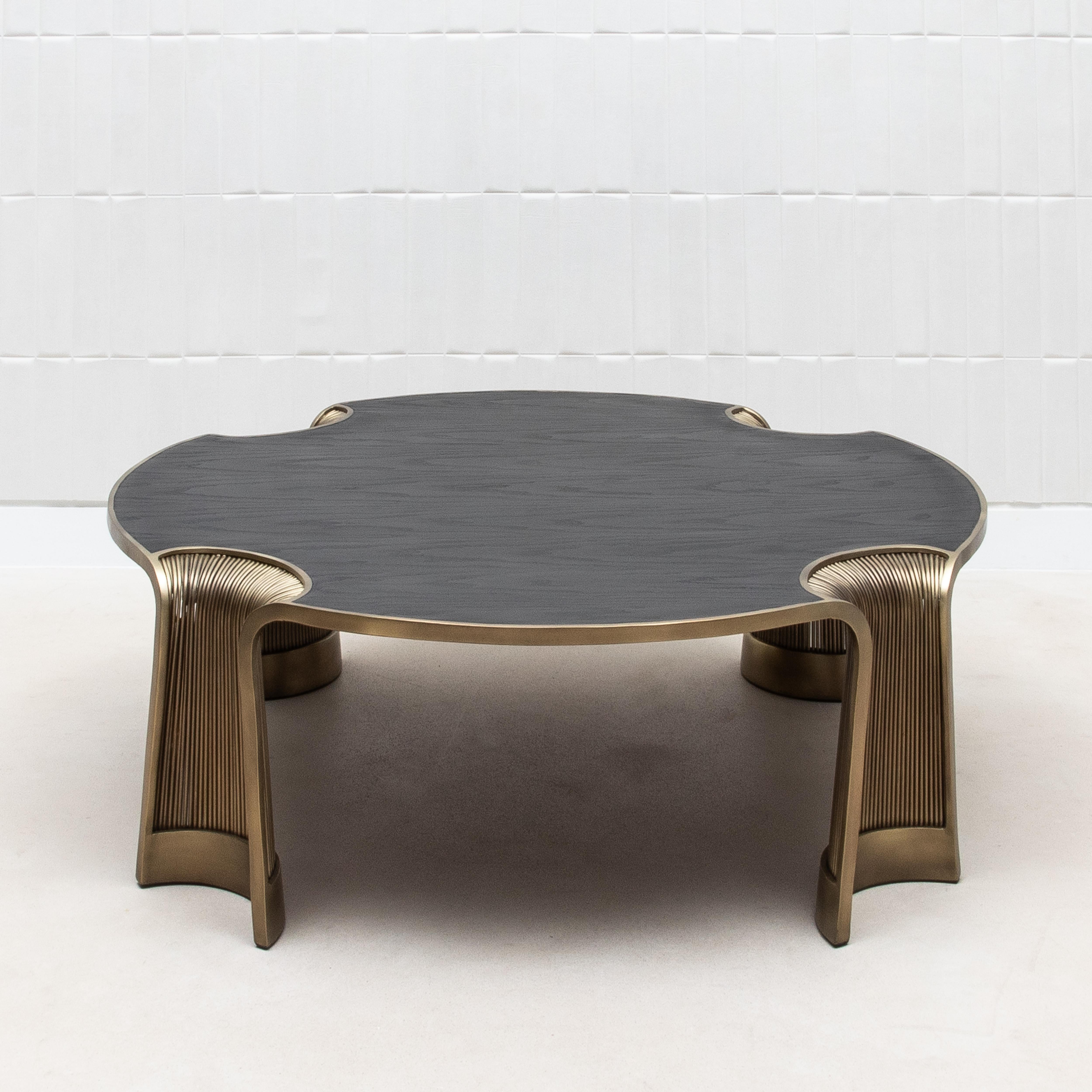 La table basse Nymphea de R&Y Augousti est un chef-d'œuvre étonnant de design contemporain, où l'élégance de la nature rencontre la sophistication de l'artisanat moderne. Sa forme organique et fluide prend vie dans un riche chêne noir, créant une