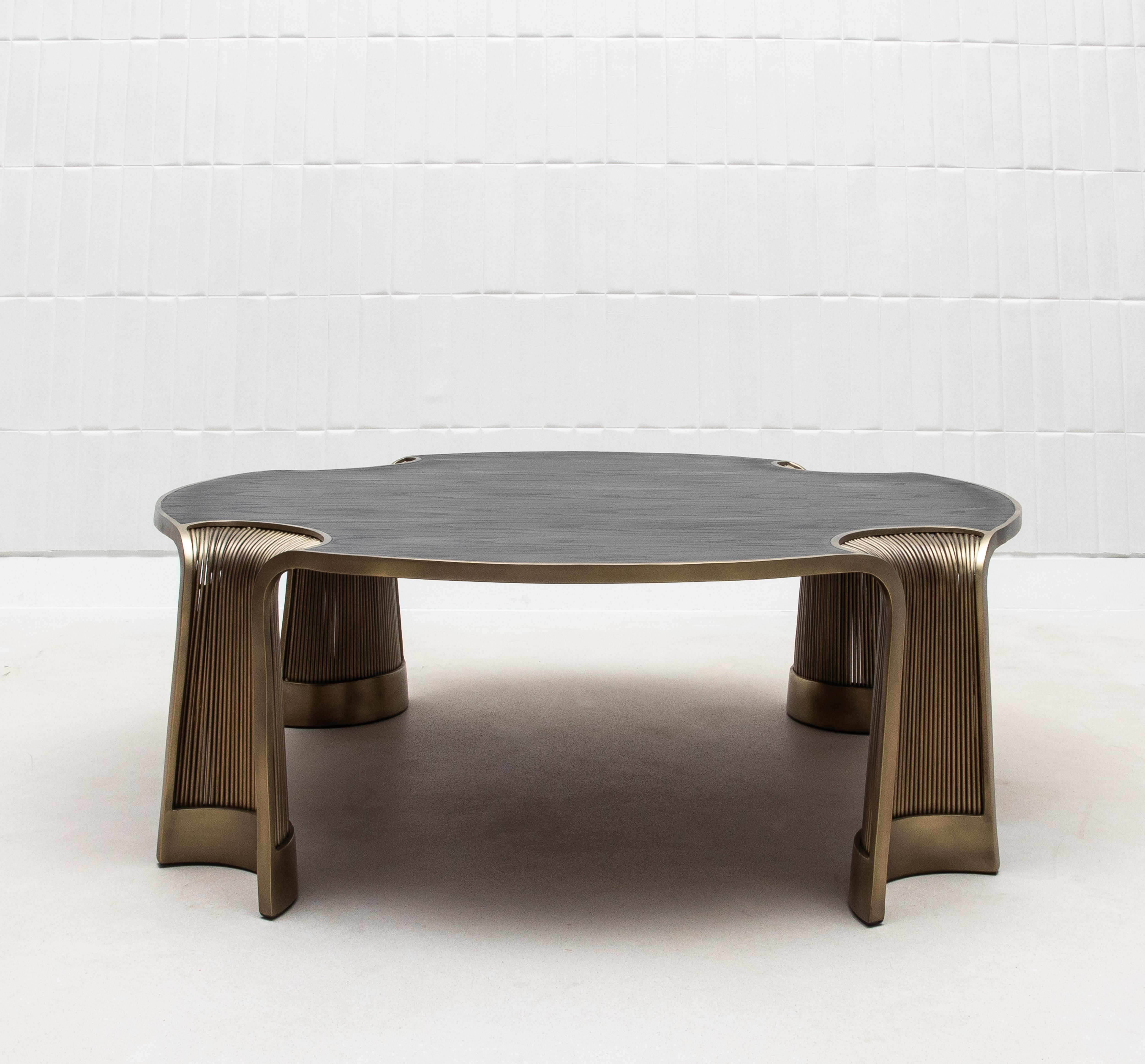 Français Table basse en Oak Oak avec tiges en laiton patiné par R&Y Augousti en vente