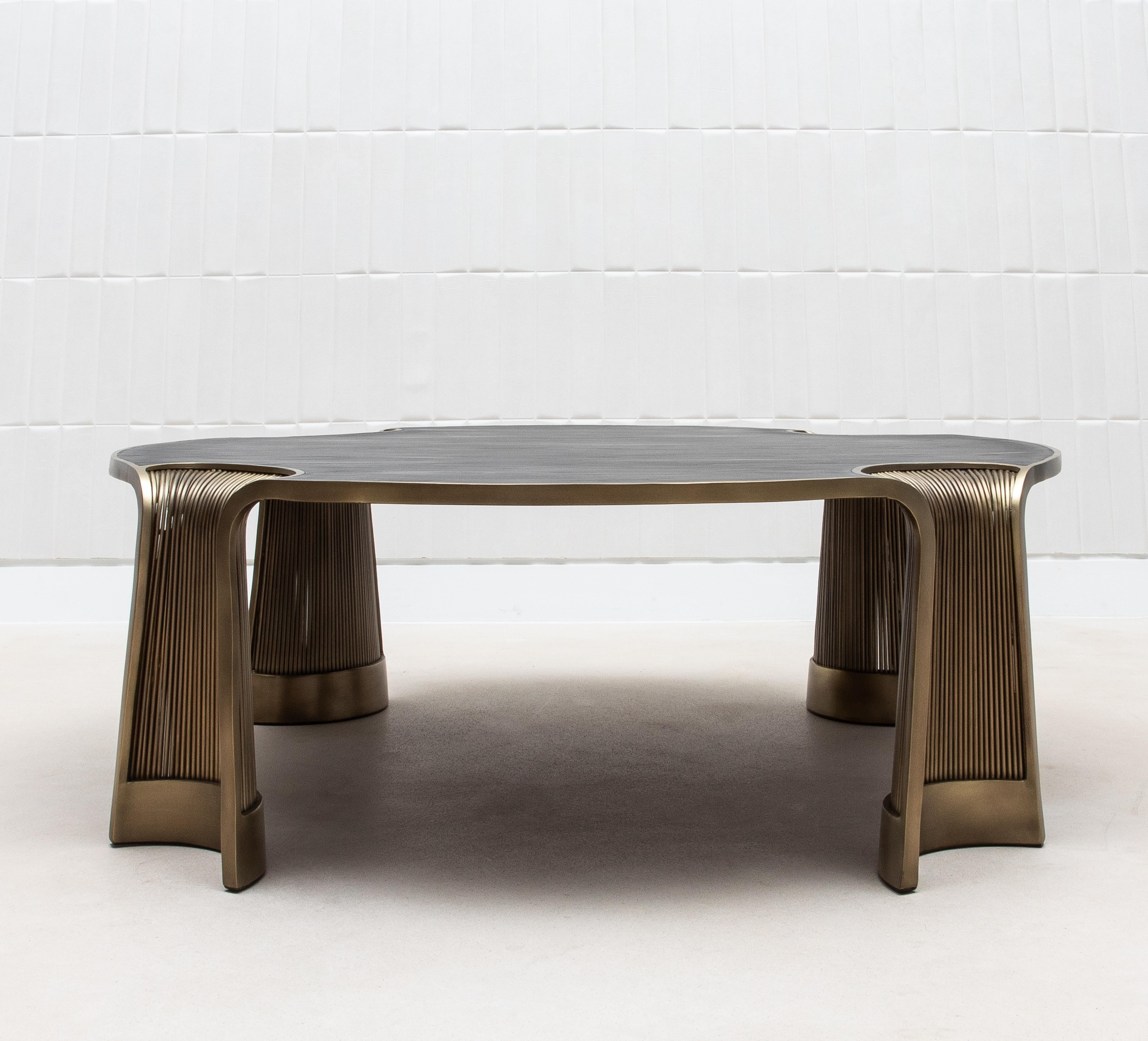 Fait main Table basse en Oak Oak avec tiges en laiton patiné par R&Y Augousti en vente