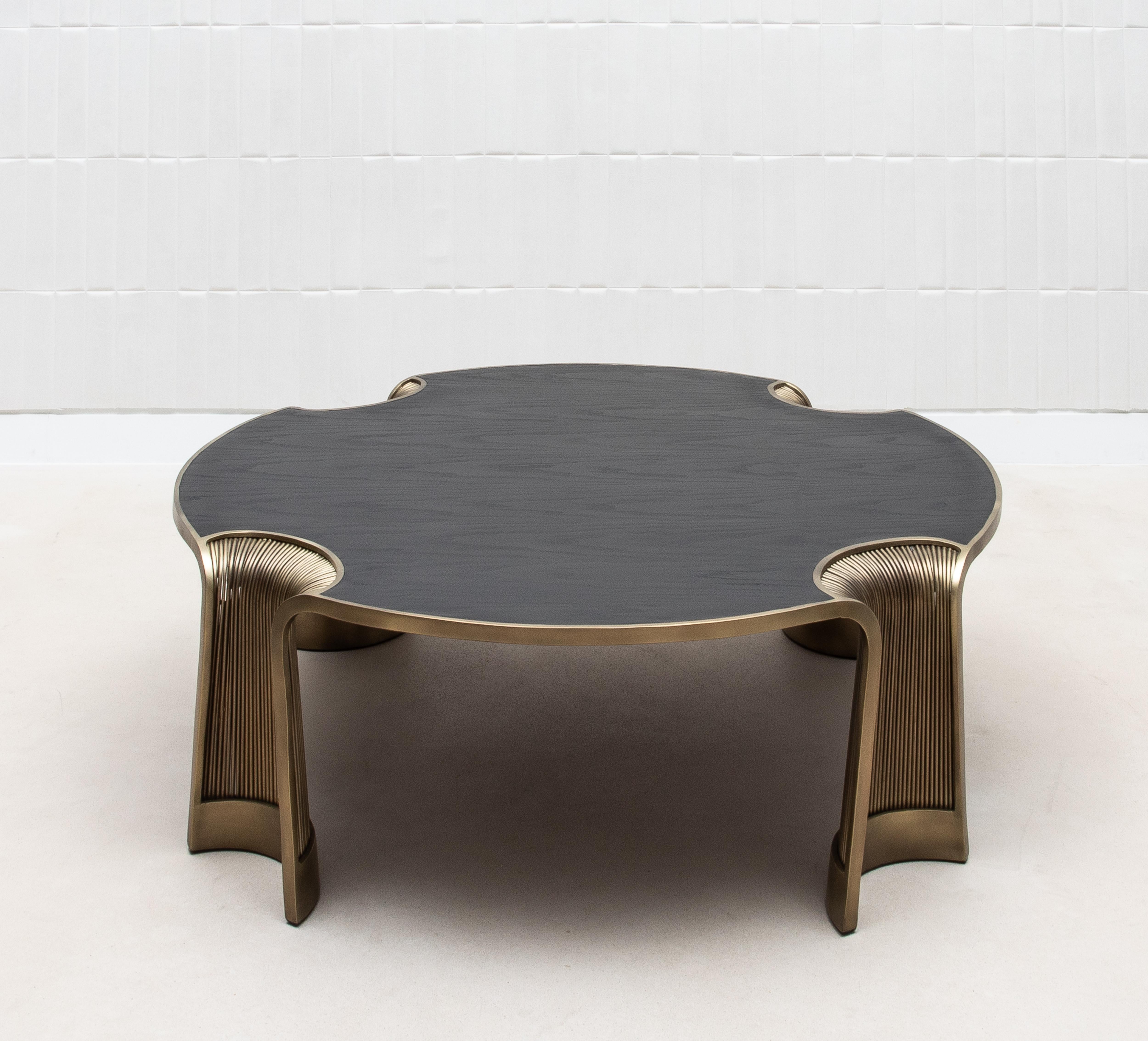 Table basse en Oak Oak avec tiges en laiton patiné par R&Y Augousti Neuf - En vente à West Hollywood, CA