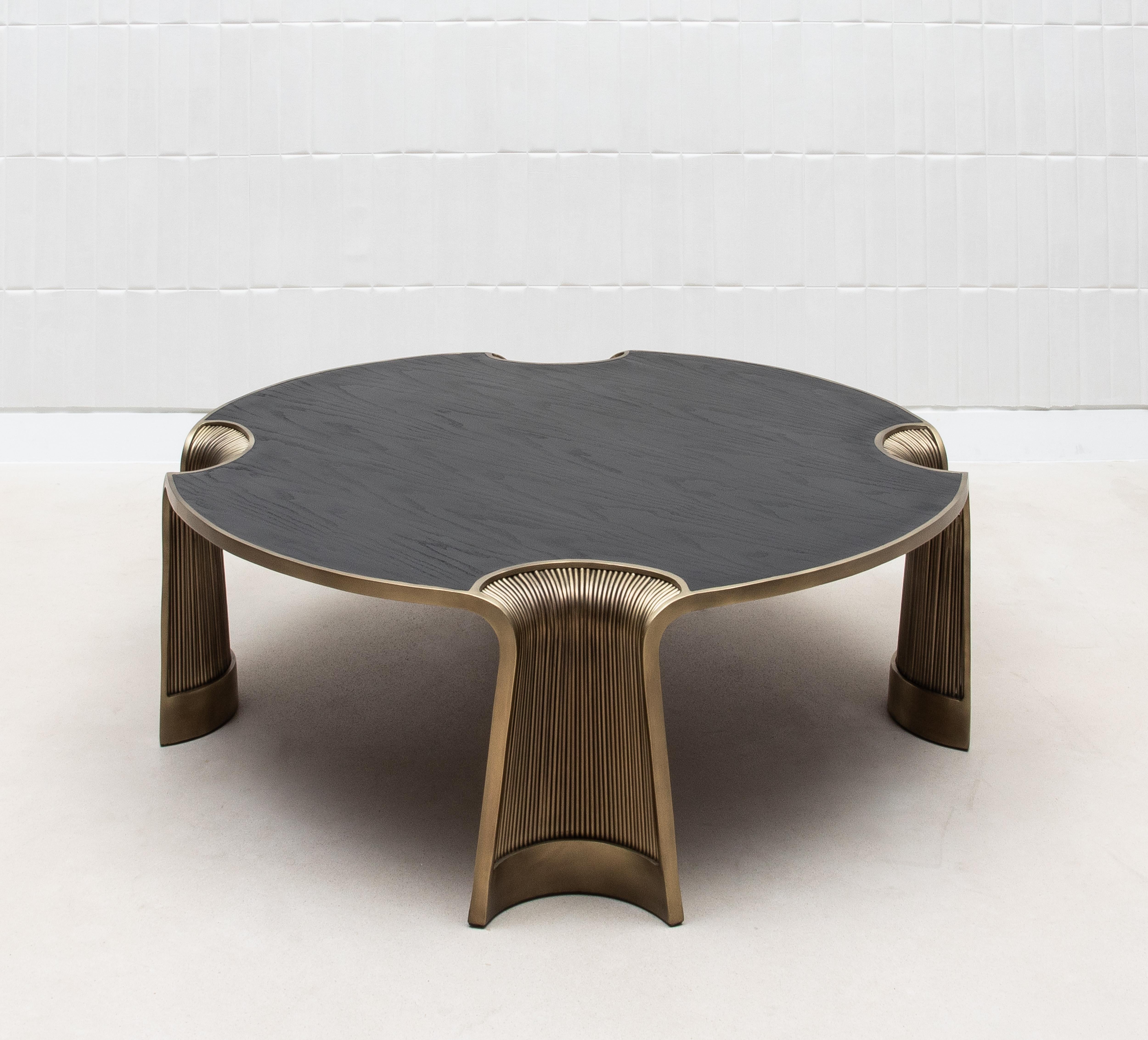 XXIe siècle et contemporain Table basse en Oak Oak avec tiges en laiton patiné par R&Y Augousti en vente