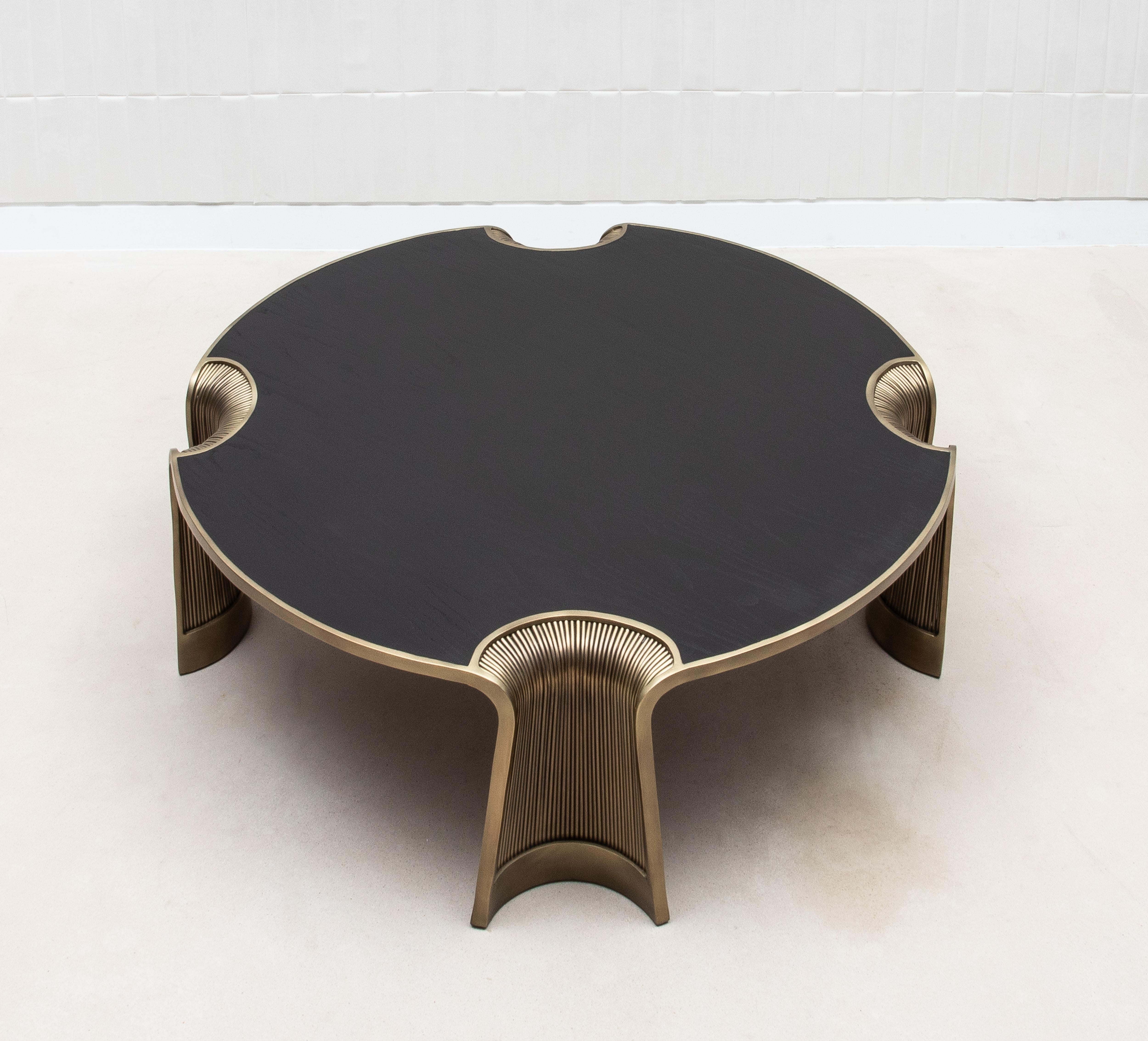 Laiton Table basse en Oak Oak avec tiges en laiton patiné par R&Y Augousti en vente