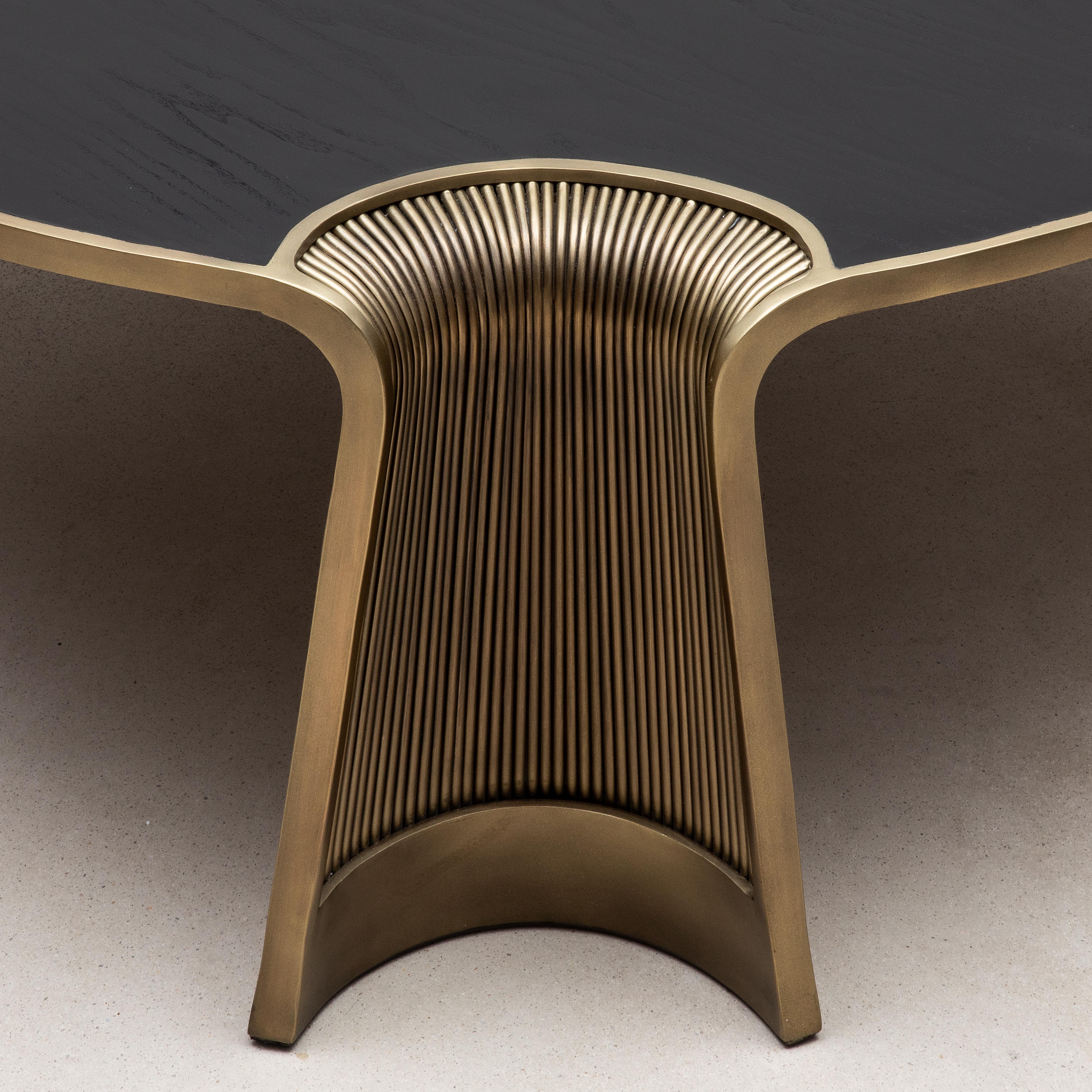 Table basse en Oak Oak avec tiges en laiton patiné par R&Y Augousti en vente 1