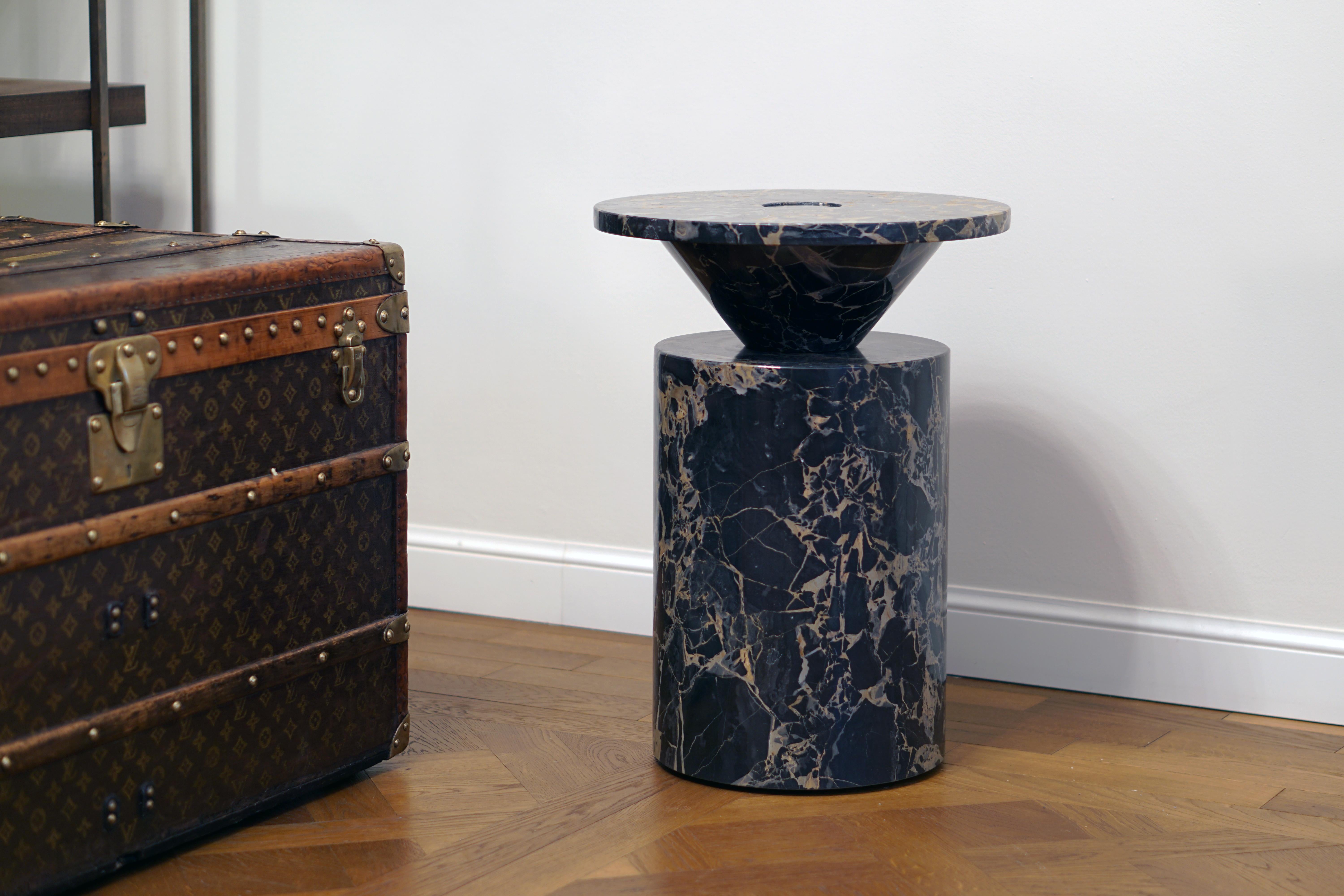 Table basse moderne en marbre noir Portoro, de la créatrice Karen Chekerdjian en vente 2