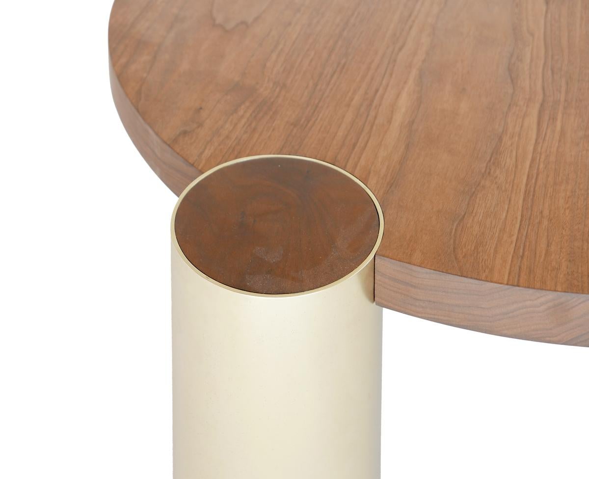 Moderne Table basse de 122 cm en noyer noir avec pieds en laiton par Hinterland Design en vente