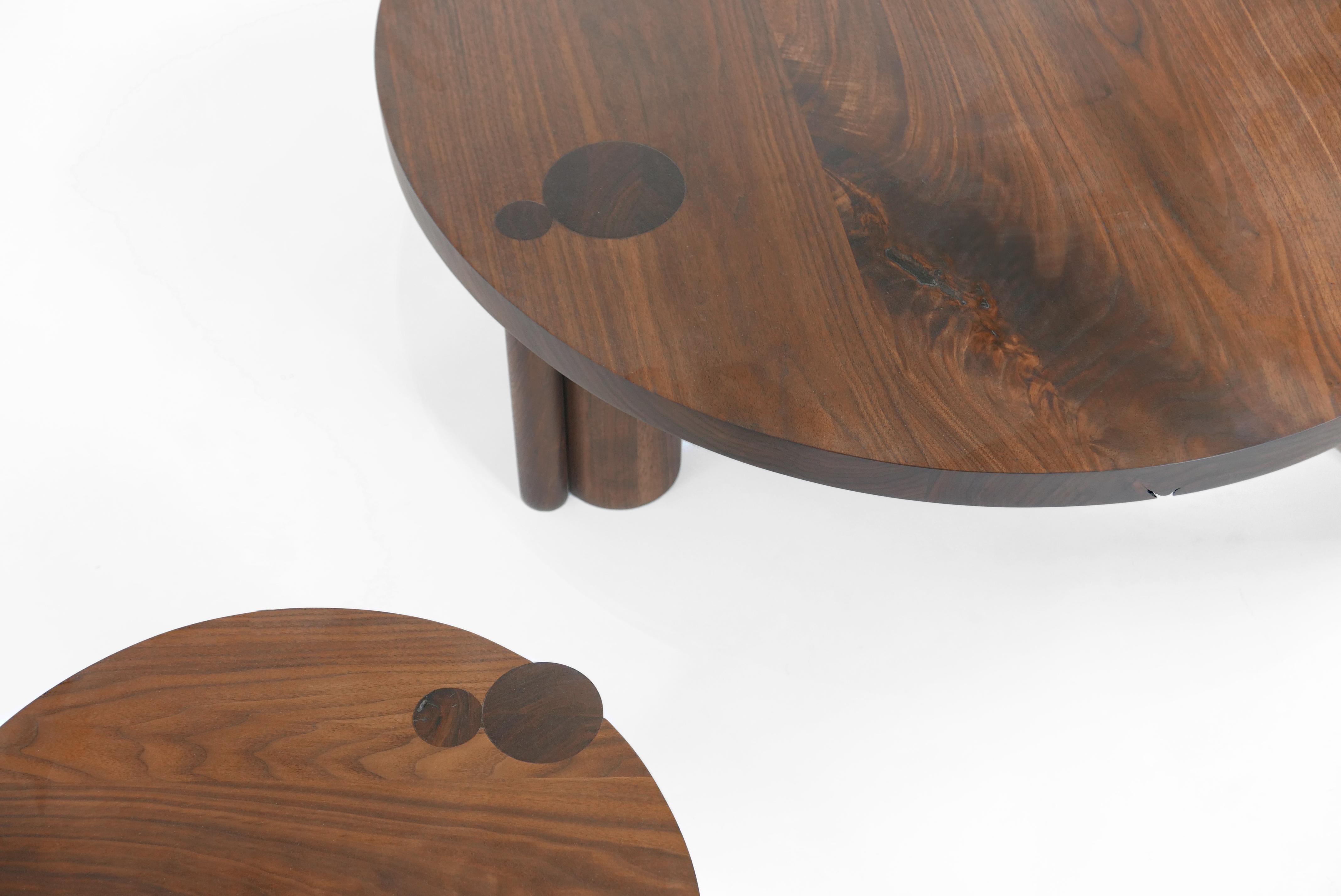 Fait main Table basse de 122 cm en noyer noir avec pieds en laiton par Hinterland Design en vente
