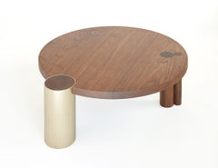 Mesa baja de nogal negro de 36" con pata de latón de Hinterland Design