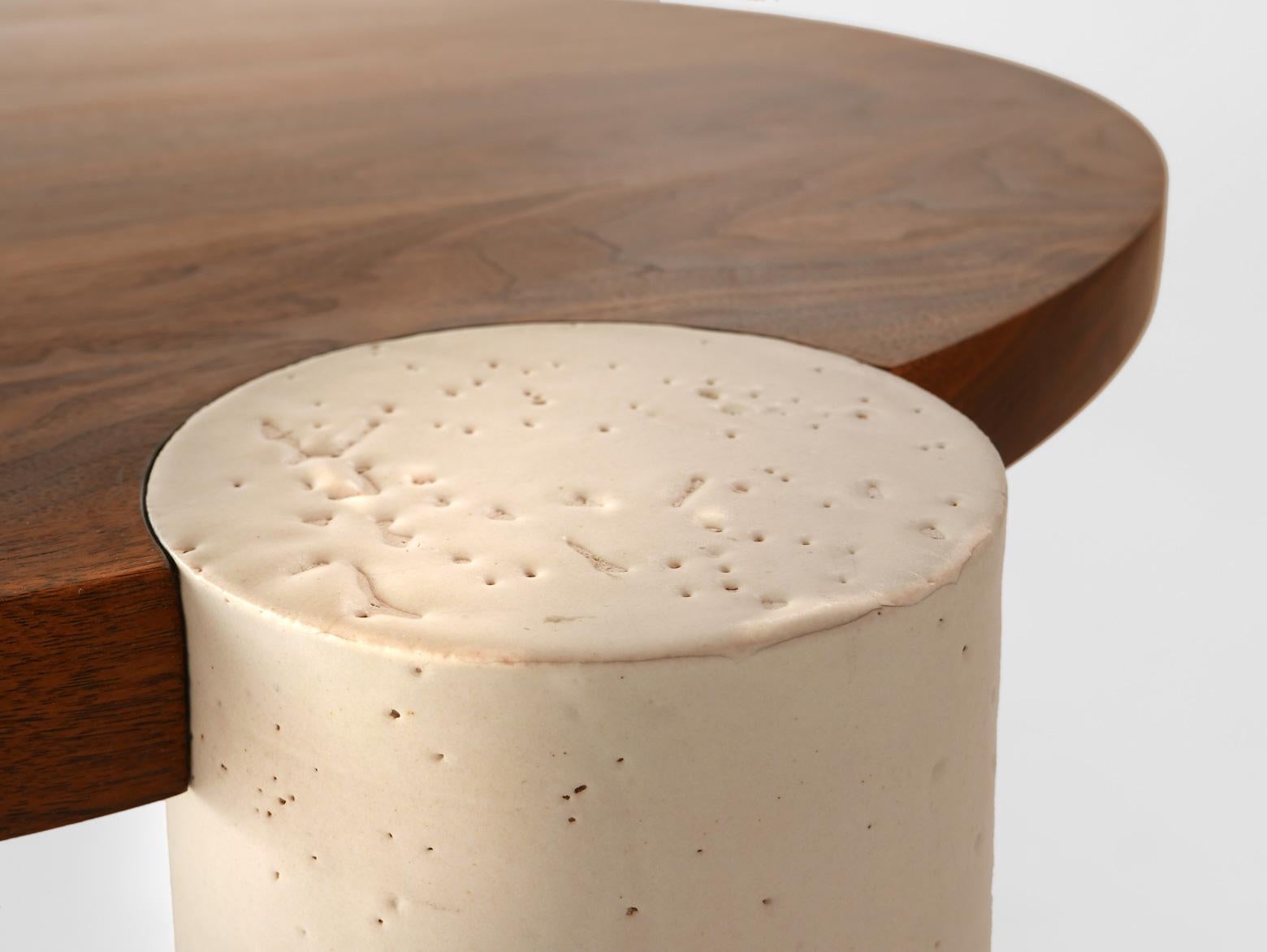 Moderne Table basse de 91,44 cm en noyer noir avec pieds en céramique par Hinterland Design en vente