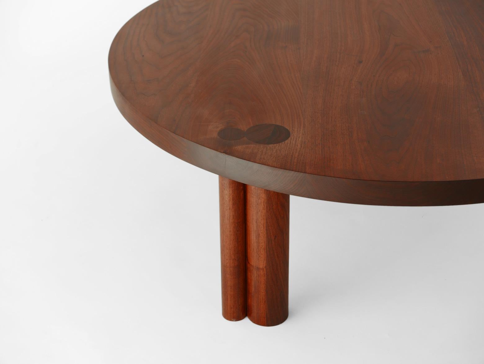 Canadien Table basse de 122 cm en noyer noir avec pieds en céramique par Hinterland Design en vente