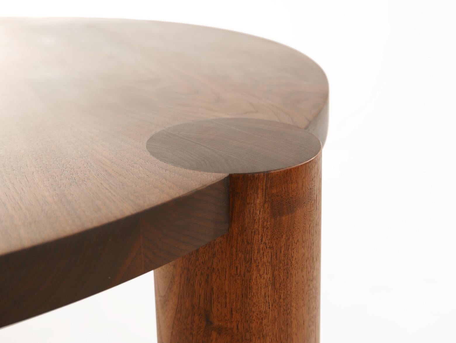 Vernissé Table basse de 122 cm en noyer noir avec pieds en céramique par Hinterland Design en vente
